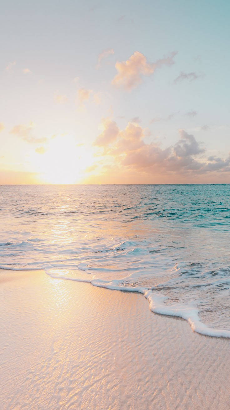 夕陽下的海洋，沙灘上有溫柔的海浪