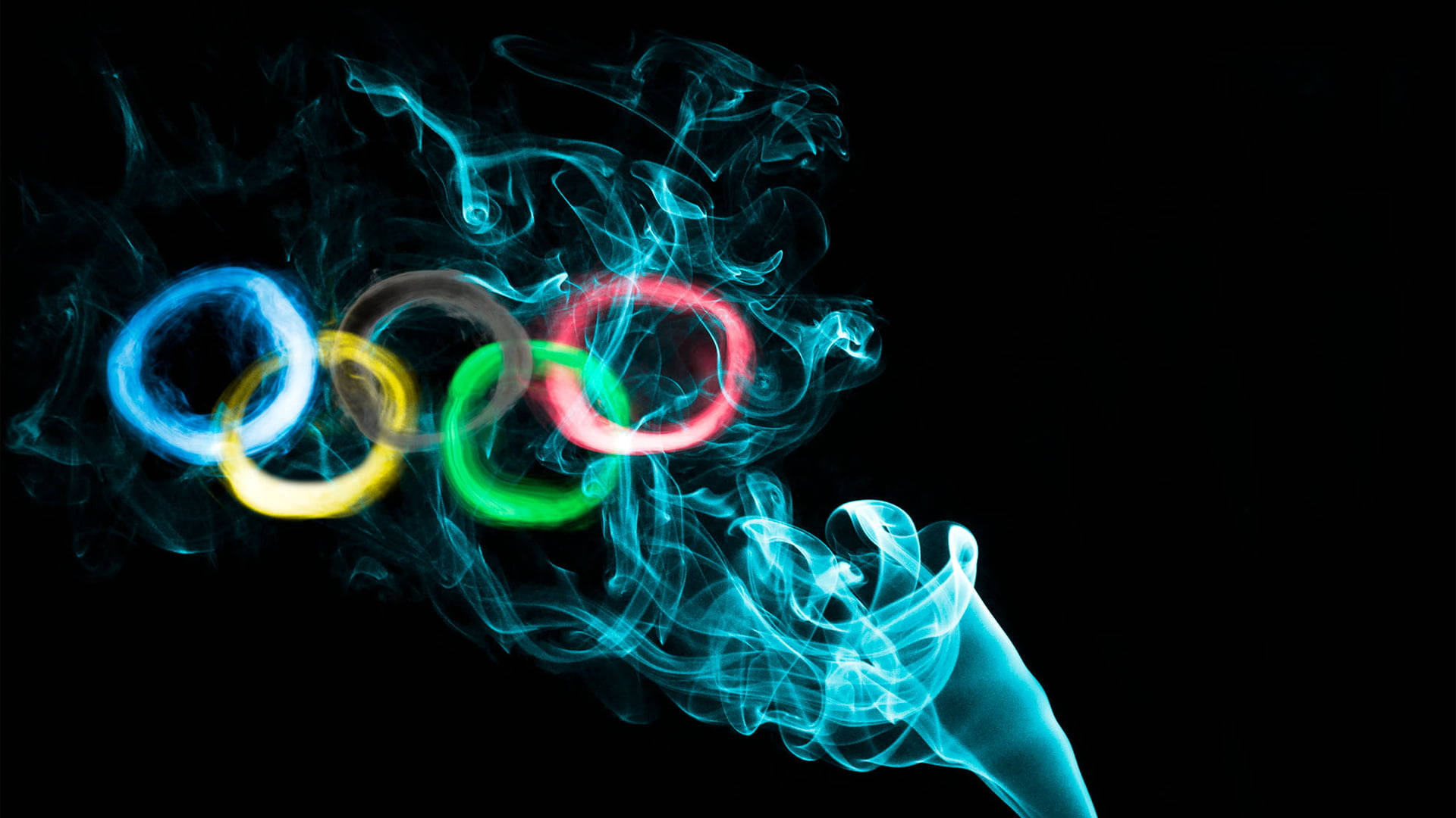 黑色背景上由彩色煙霧組成的奧運五環