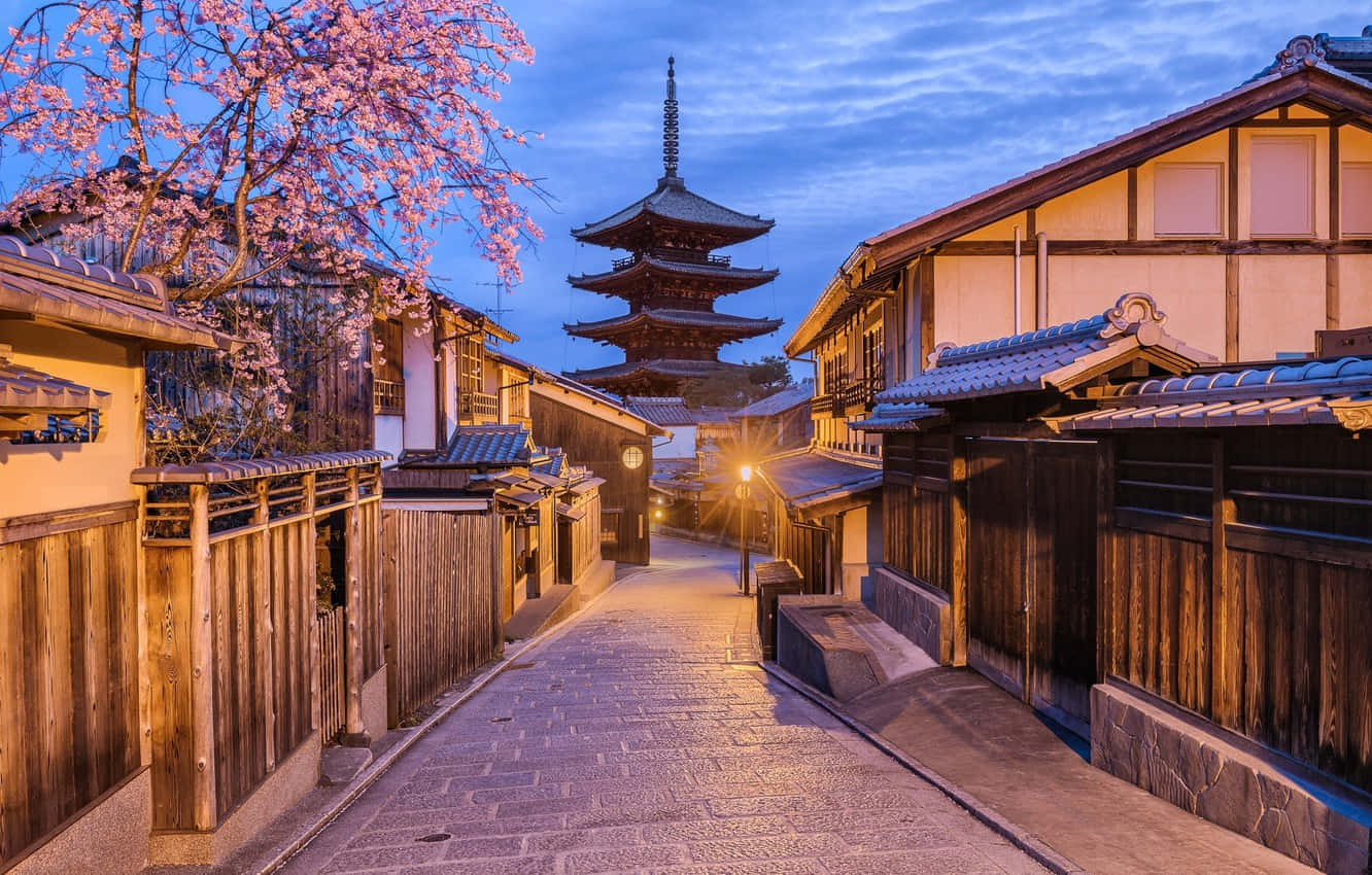 日本暮色街道，櫻花和遠處的寶塔。