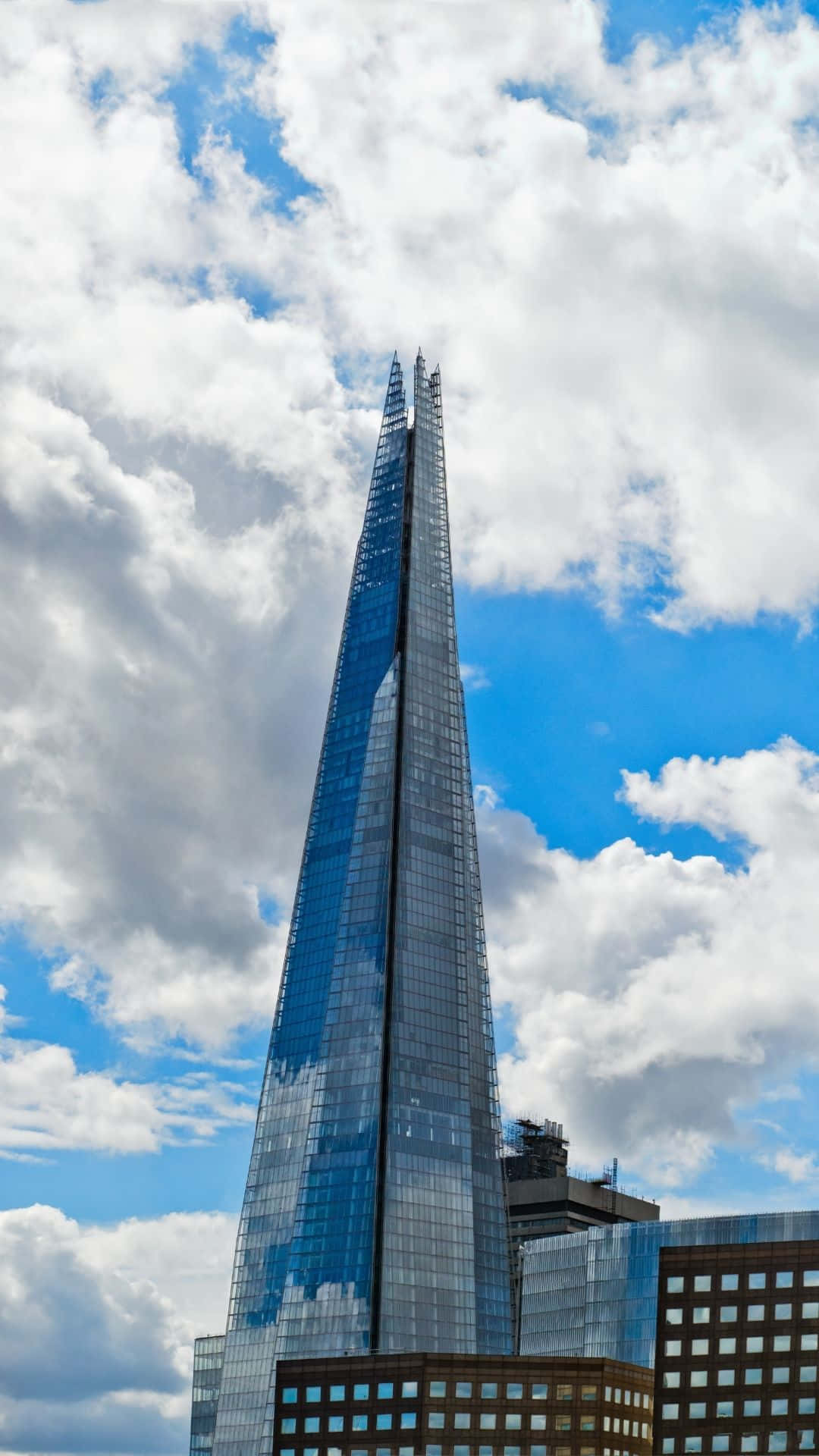 碎片大廈摩天大樓在部分多雲的天空下聳立於城市景觀之上。
