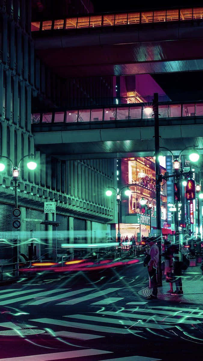 在繁忙的東京夜景中，行人於發光的霓虹斑馬線旁等候。