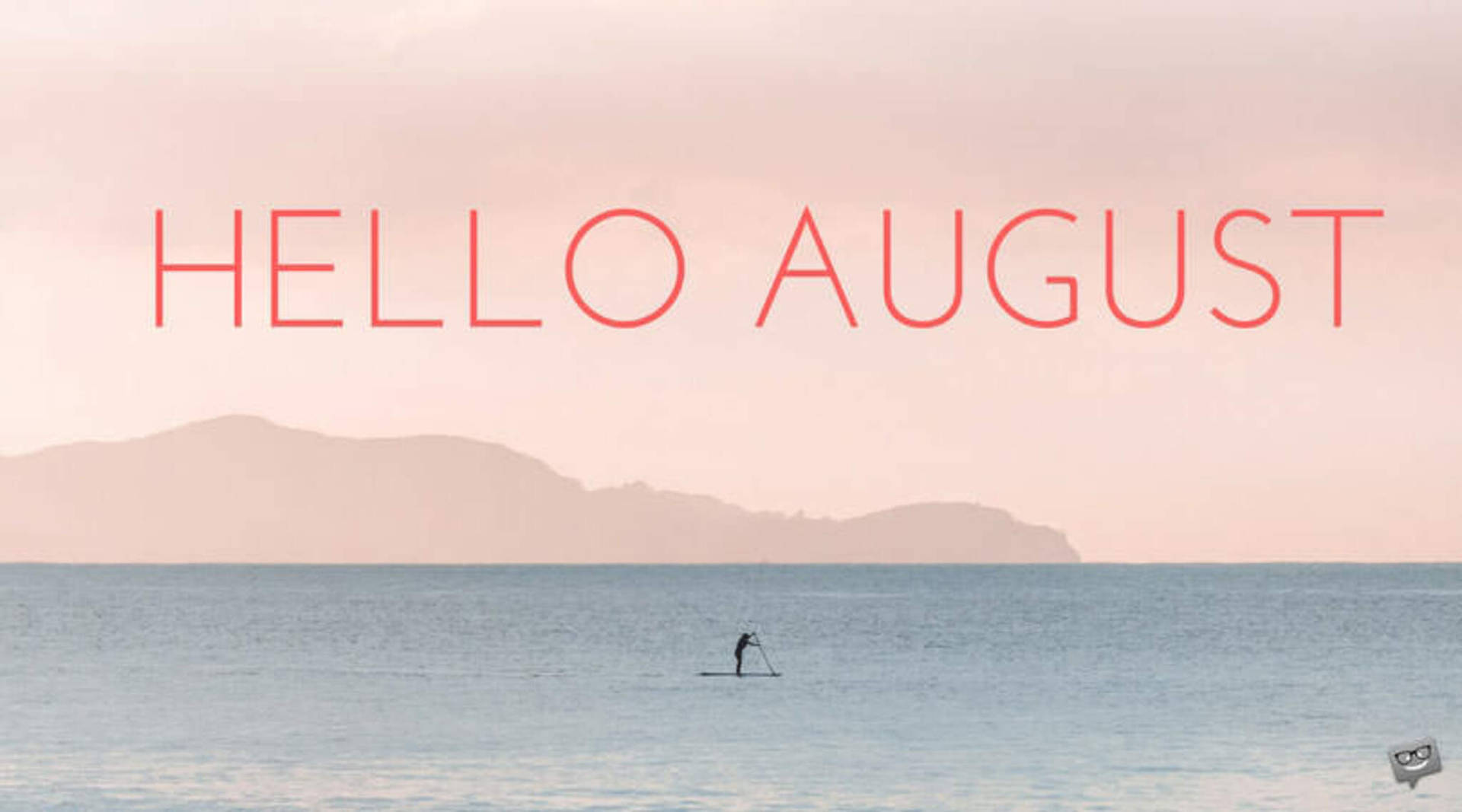 槳板划手在平靜的海上，有山脈和粉紅色天空文字 hello august