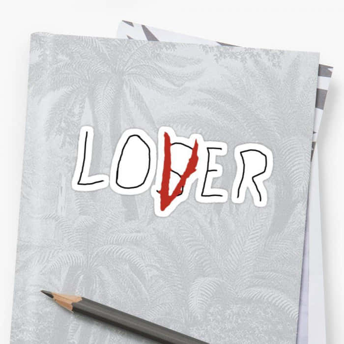 灰色蕨類圖案筆記本上帶有鉛筆的、O被劃掉的lover貼紙