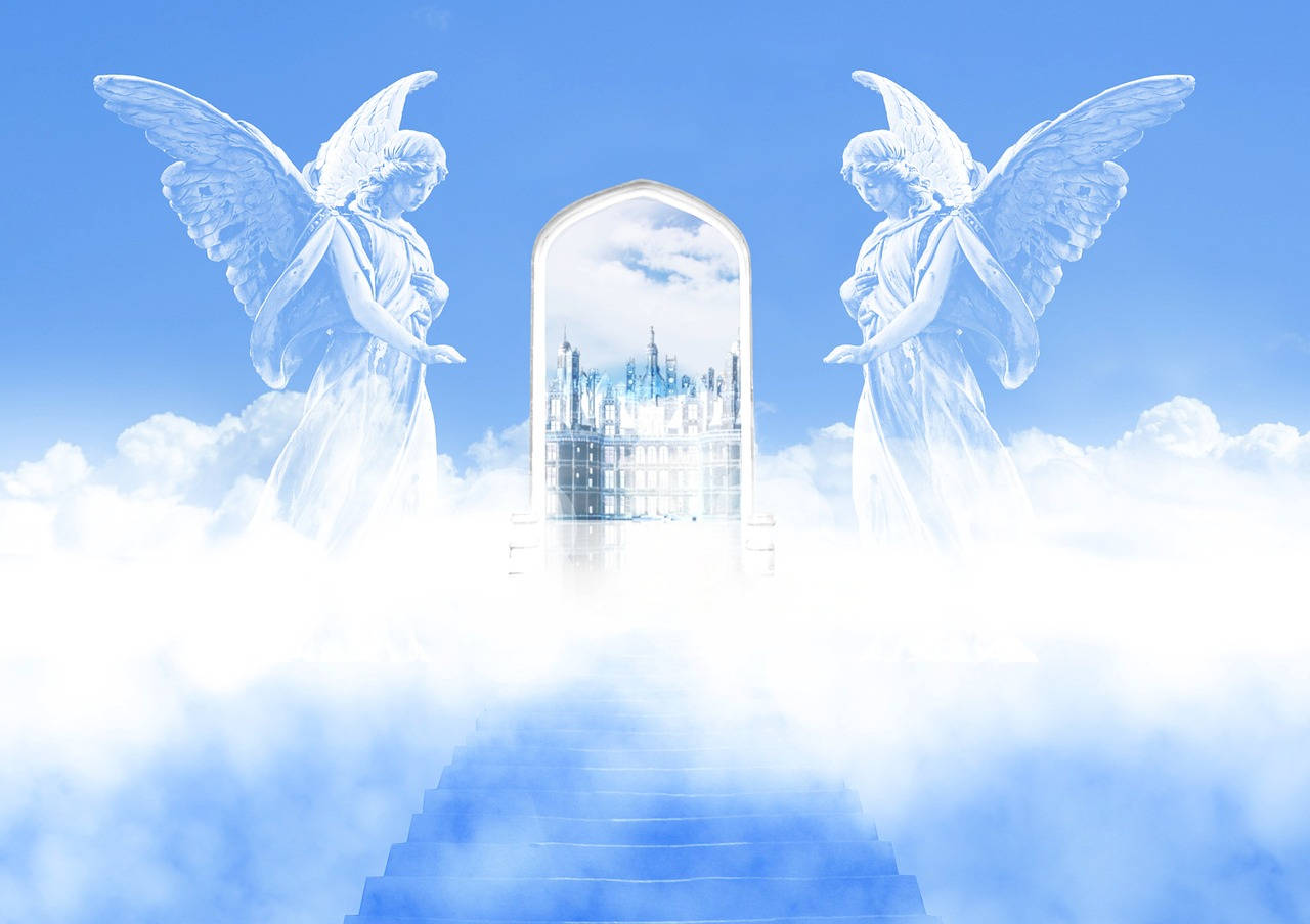 兩尊天使雕像分立於雲端上發光的拱門兩側，通往城堡。