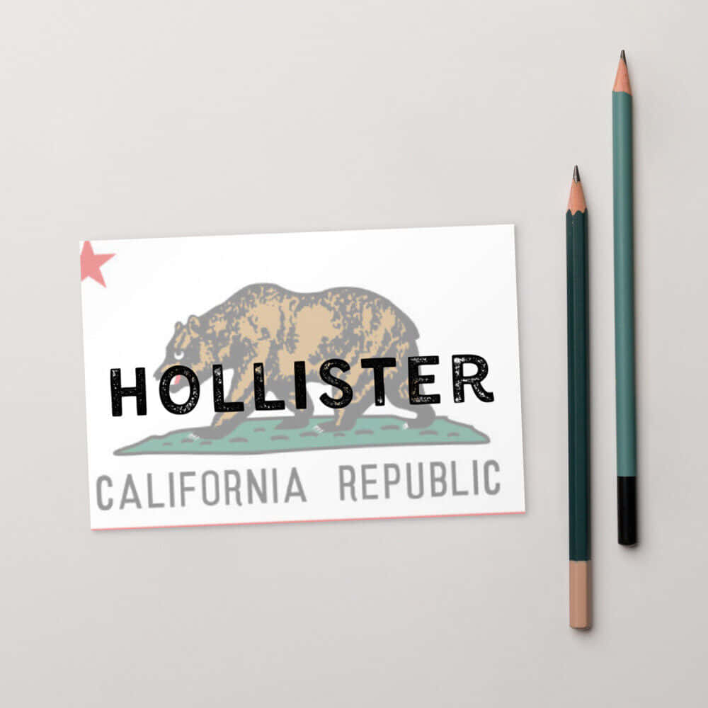 灰色背景上帶有熊圖案和兩支彩色鉛筆的Hollister品牌卡。