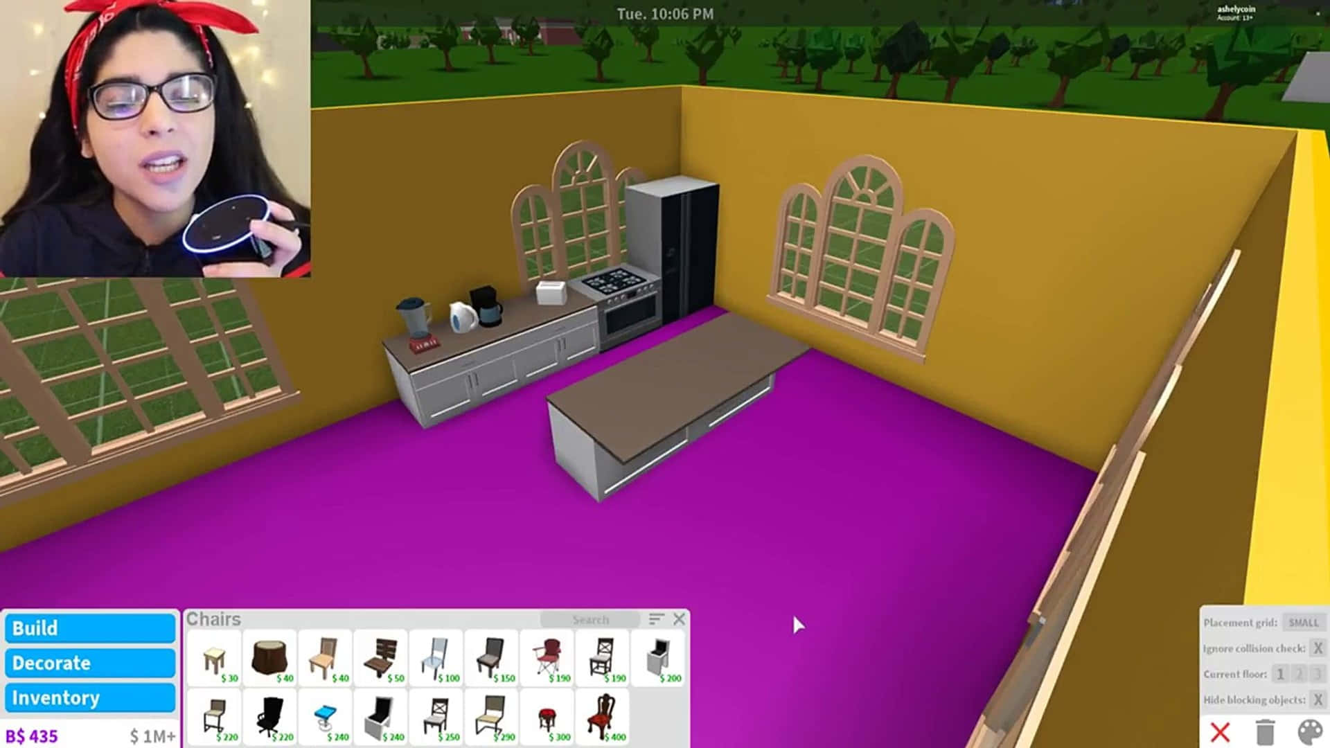 虛擬 Roblox 廚房，紫色地板和黃色牆壁，顯示遊戲介面。
