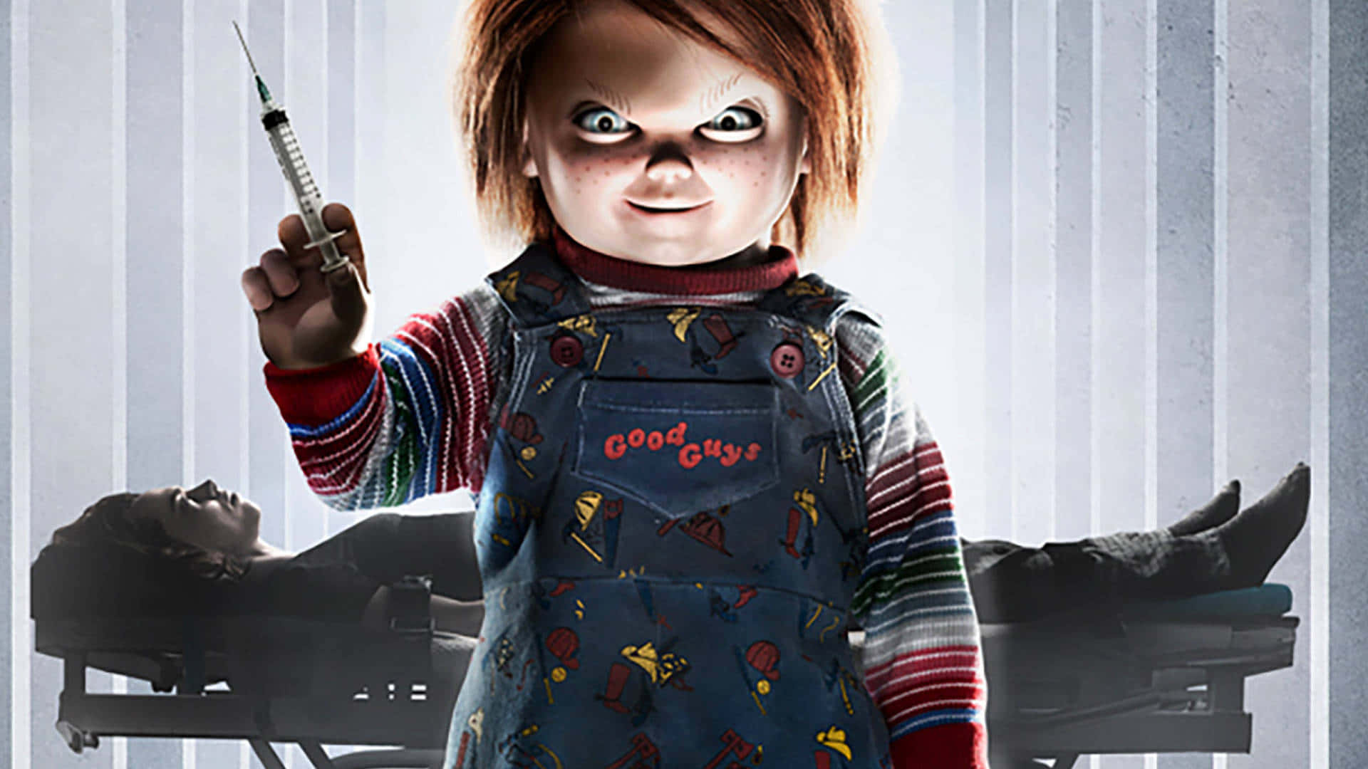 殺人娃娃查基拿著注射器對著擔架床上的人。