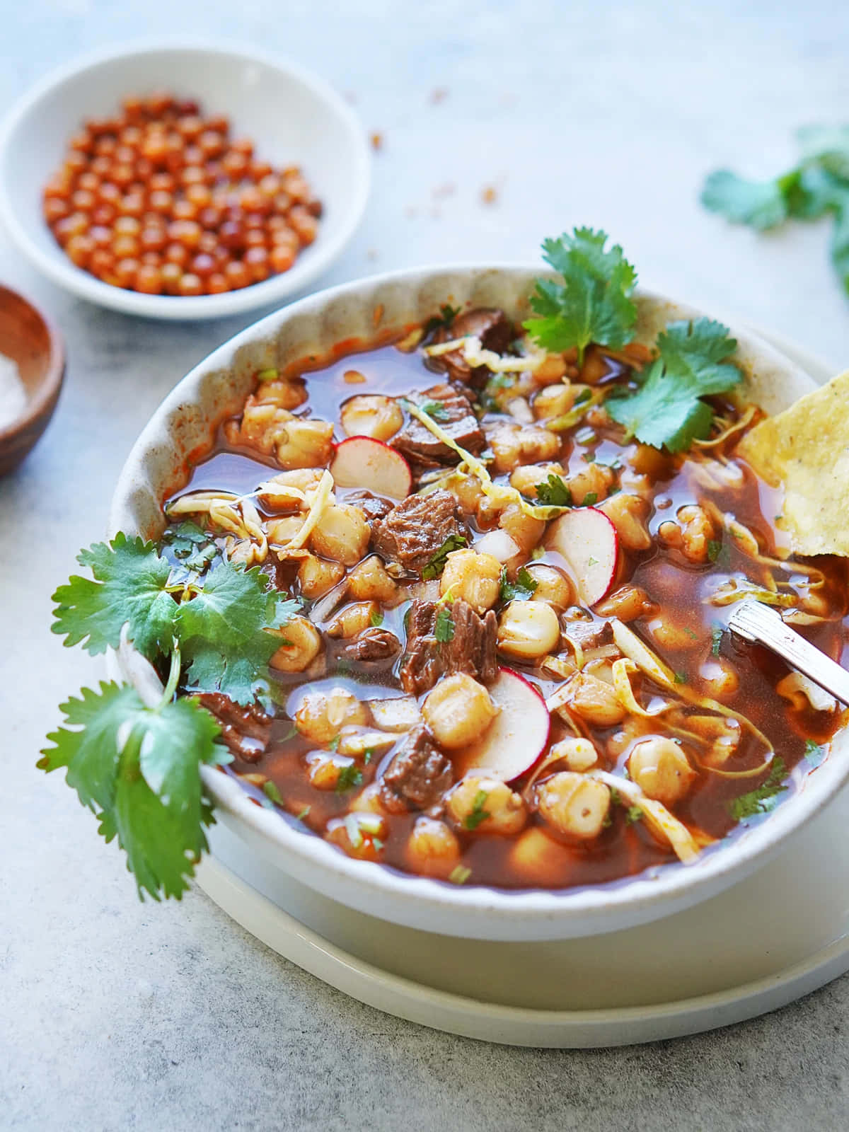 一碗配有牛肉、蘿蔔和芫荽裝飾的pozole。