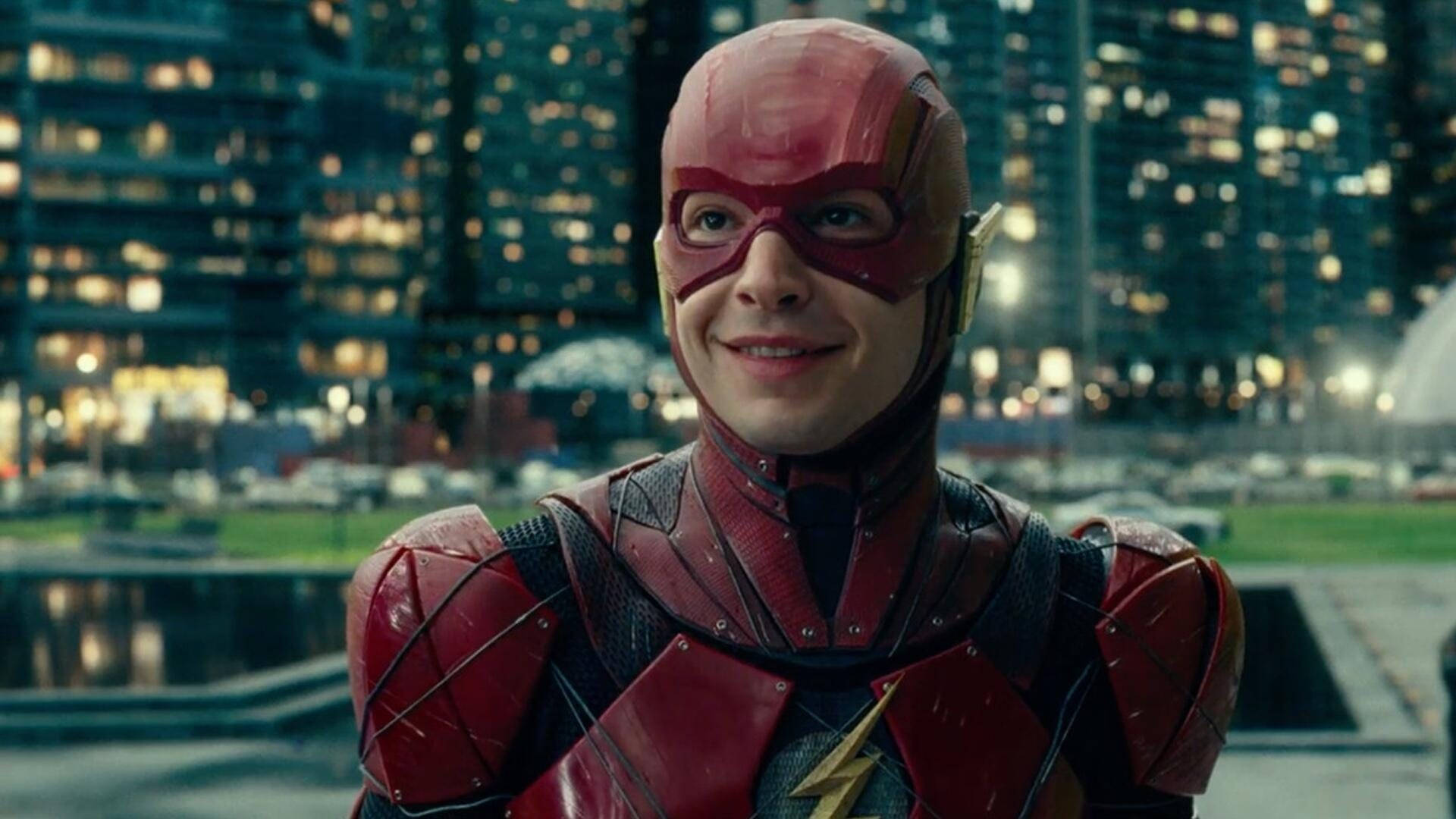 超級英雄 The Flash 身穿紅色戰衣在夜晚城市中微笑