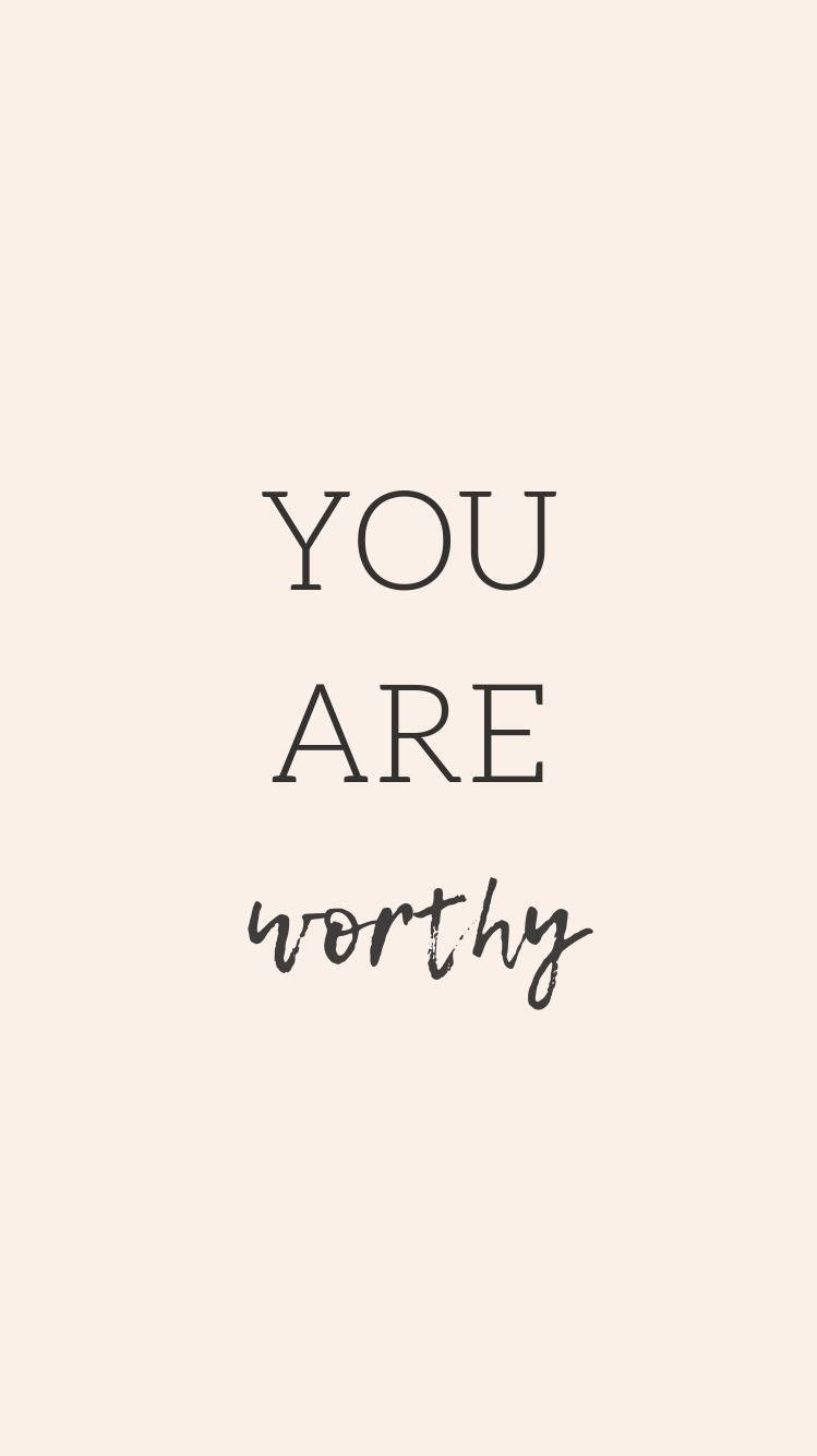 文字桌布，在米色背景上以粗體和斜體字體寫著「YOU ARE worthy」。