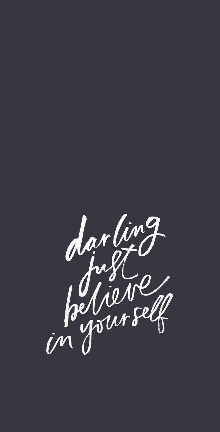 深灰色背景上的白色草書勵志名言 darling just believe in yourself。