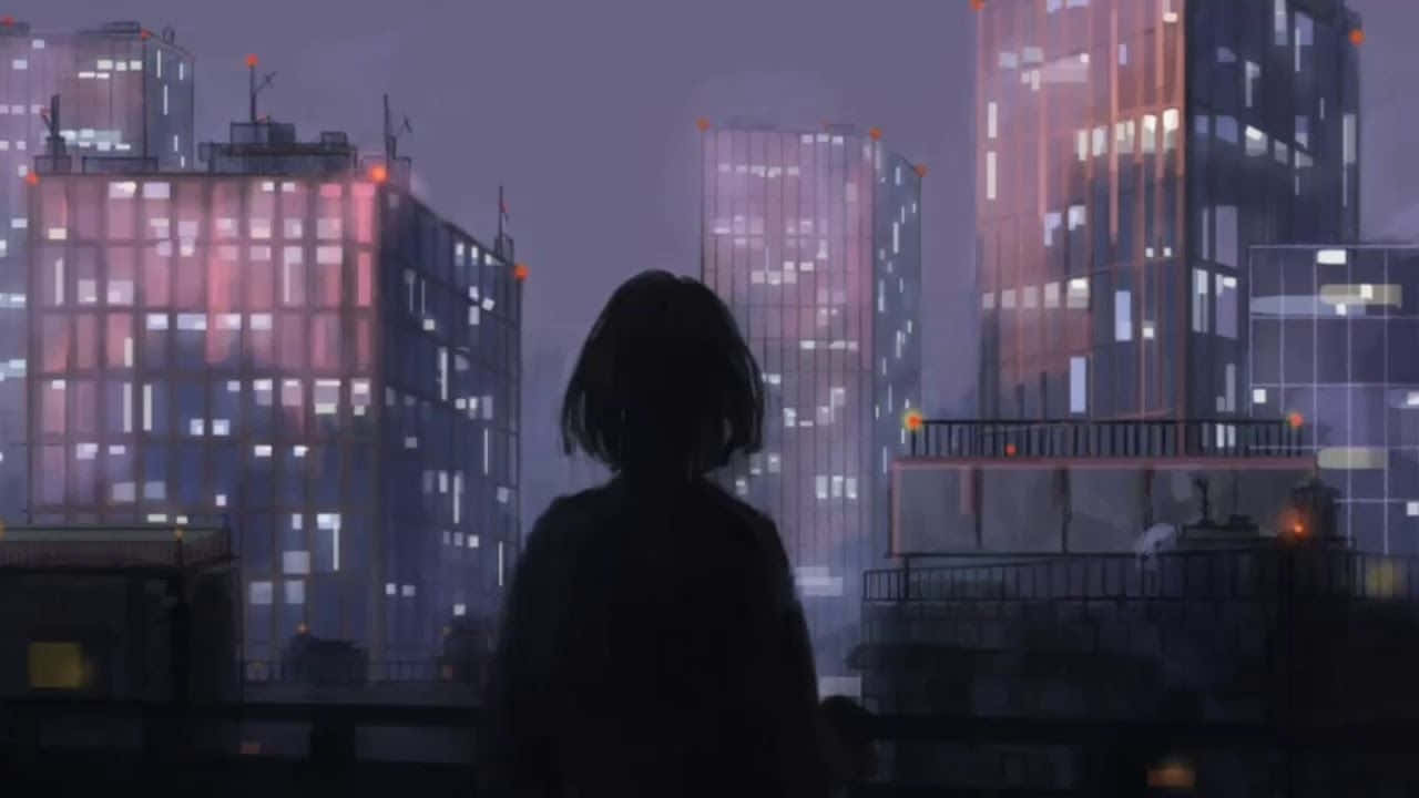 一個人在屋頂上的剪影，俯瞰夜晚閃爍的城市。