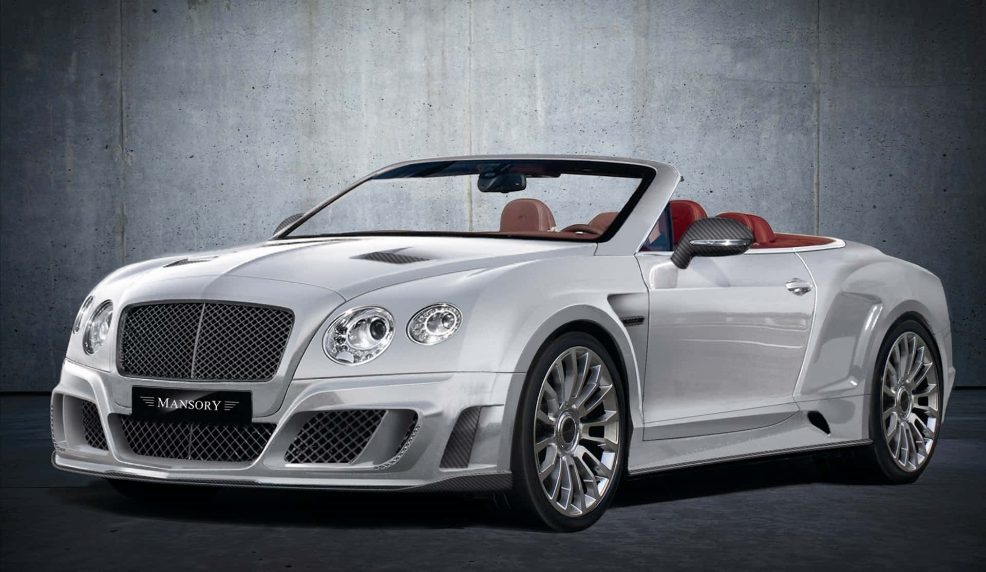 銀色 Mansory 賓利開篷車，紅色內飾，混凝土牆。