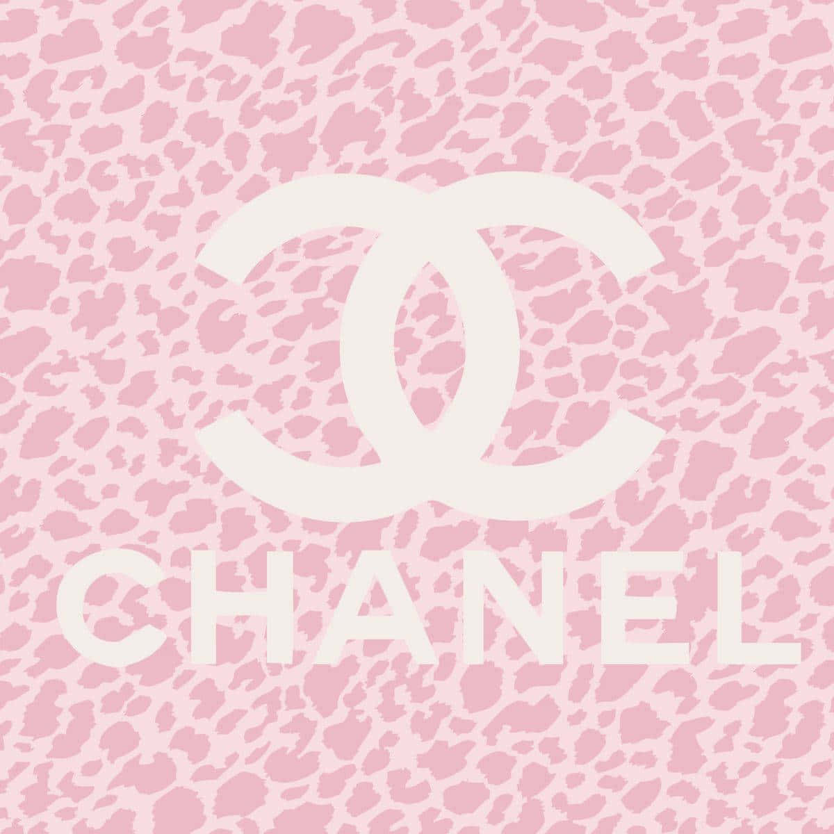 步入香奈兒的奢華世界 壁紙 — 粉紅色豹紋牆紙，帶有白色 Chanel 標誌和品牌名稱。