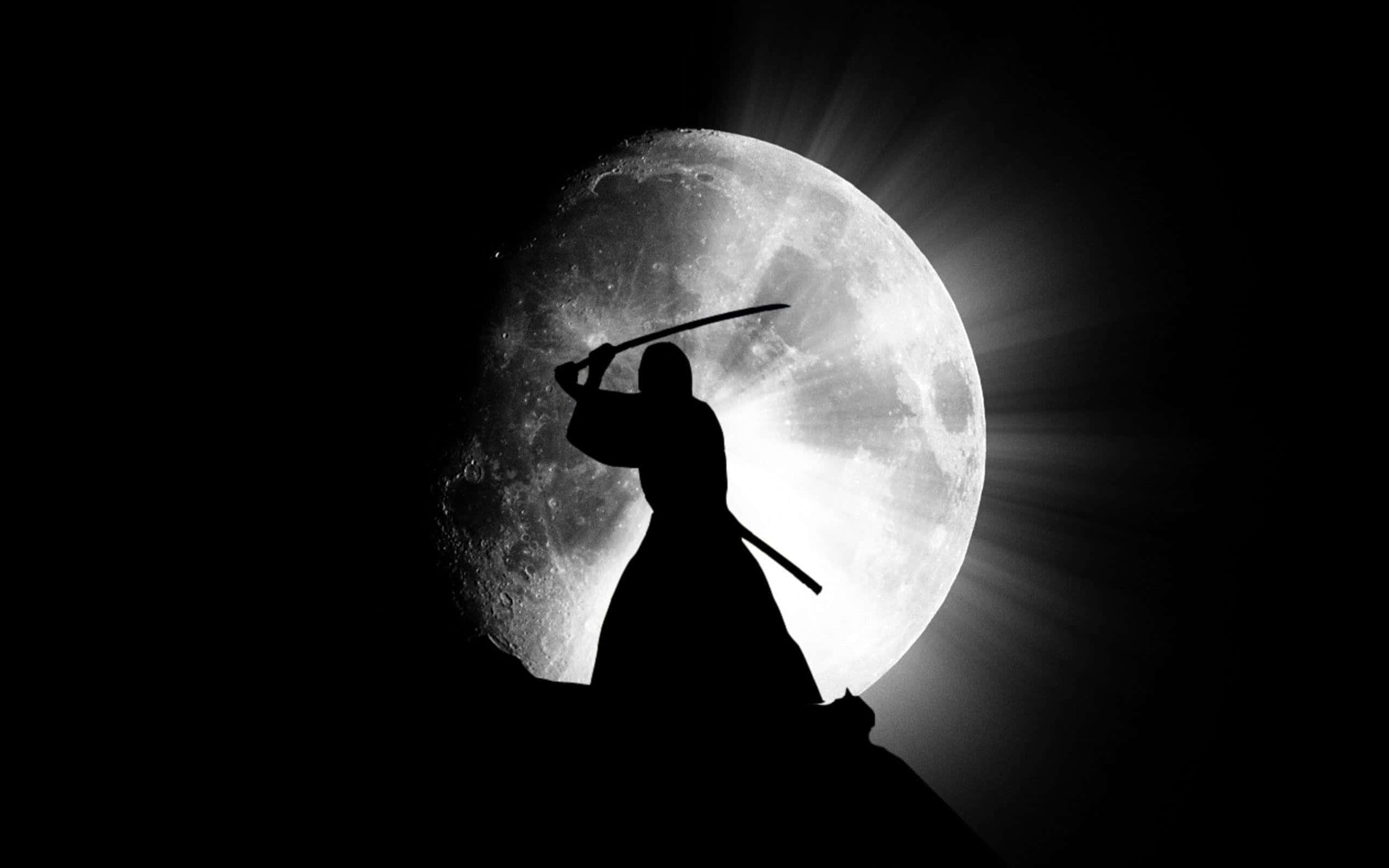 Samurai X 桌布 壁紙 — 武士剪影手持武士刀，襯托著明亮滿月，以強烈黑白對比呈現。