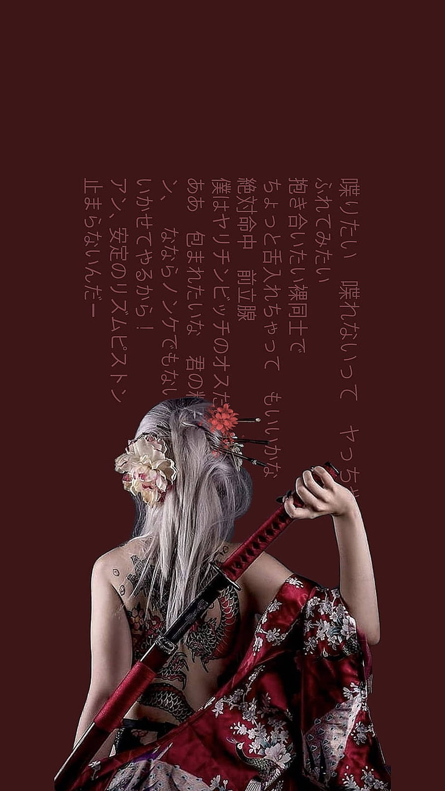 武士日本龍紋身 壁紙 — 一位銀髮、戴著花卉髮夾的女性，身穿紅色和服，在深栗色背景前手持武士刀，背景上有日文字。