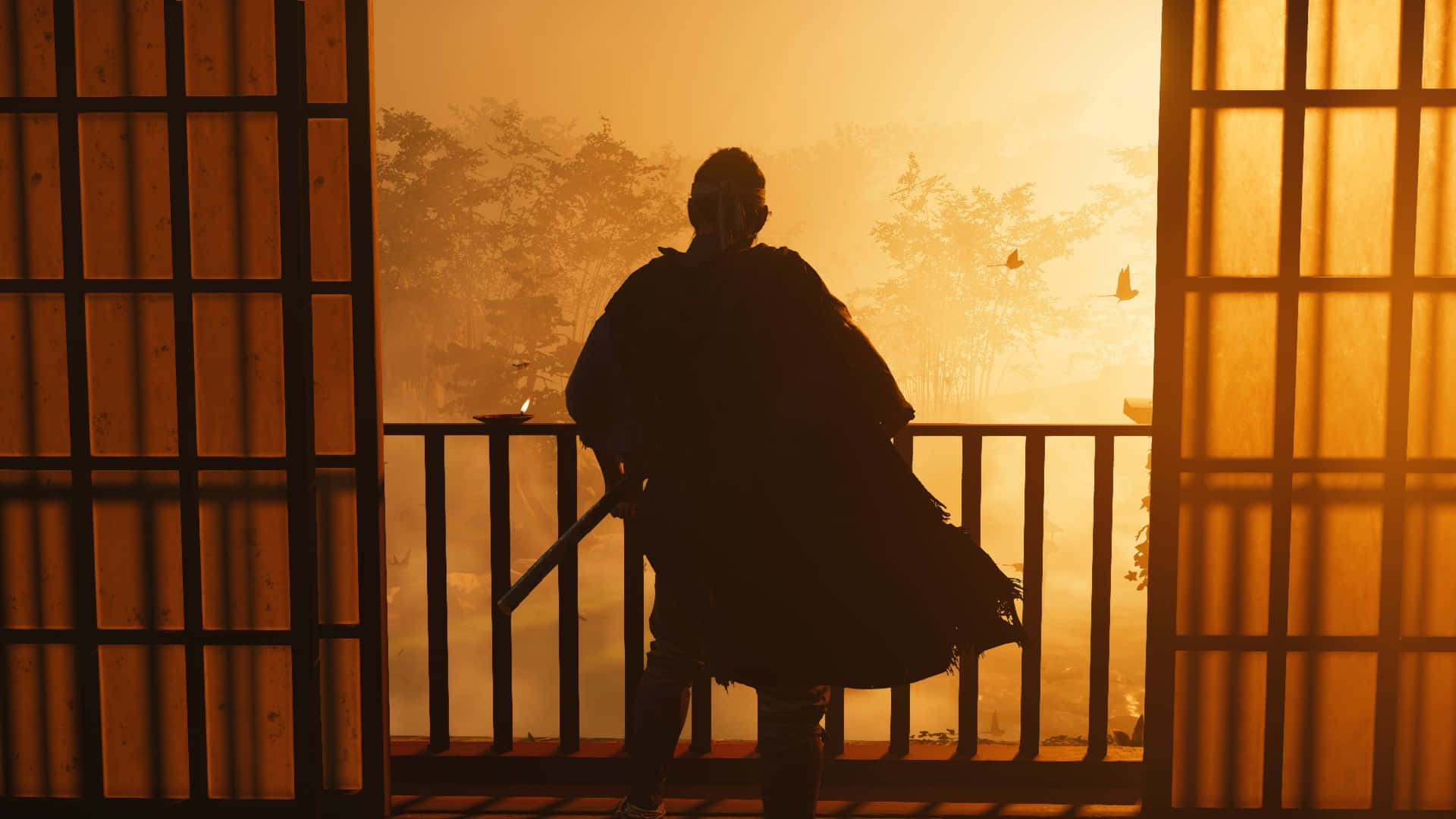 武士的旅程：《對馬島之鬼》主角 壁紙 — 一名武士以剪影姿態站在木製陽台上，周圍是障子門，金色夕陽光芒籠罩著遠方的霧氣森林。