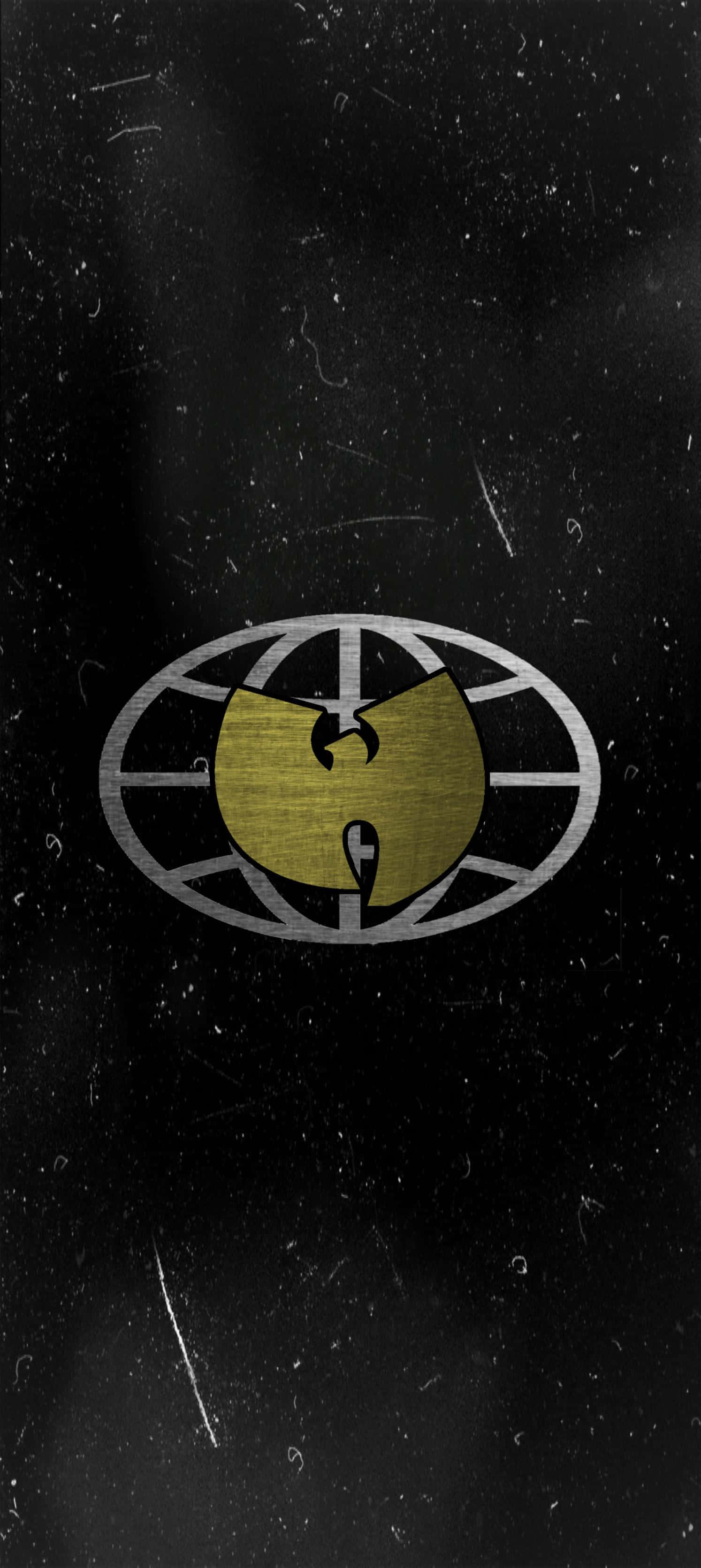 武當幫標誌 壁紙 — 粗糙的黑色背景上，金色和銀色的 Wu-Tang Clan 標誌，帶有刮痕和斑點。
