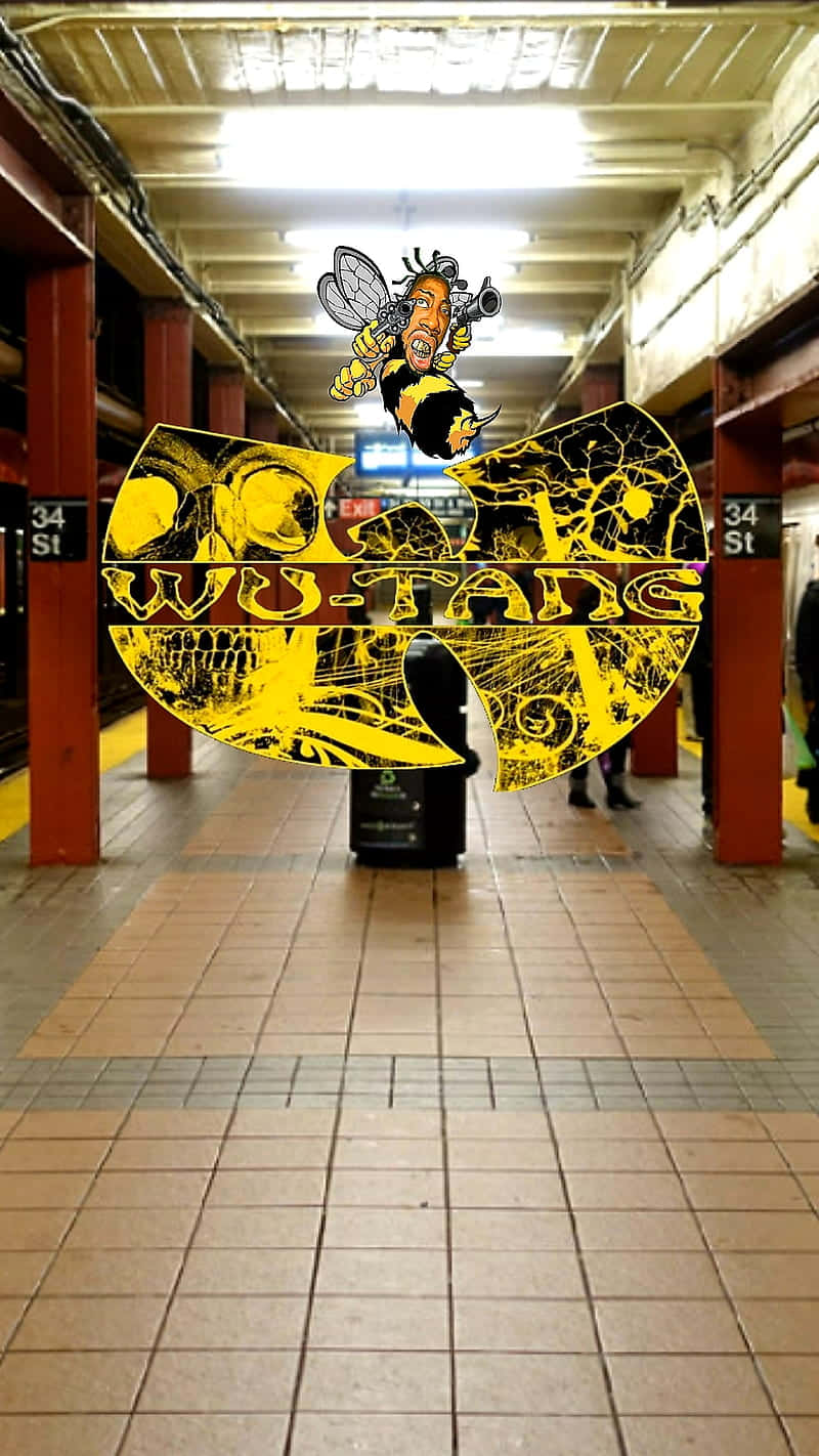 武當幫標誌 壁紙 — 一隻帶有Wu-Tang Clan標誌的卡通蜜蜂懸浮在紅色柱子和瓷磚地板的地鐵月台上方。
