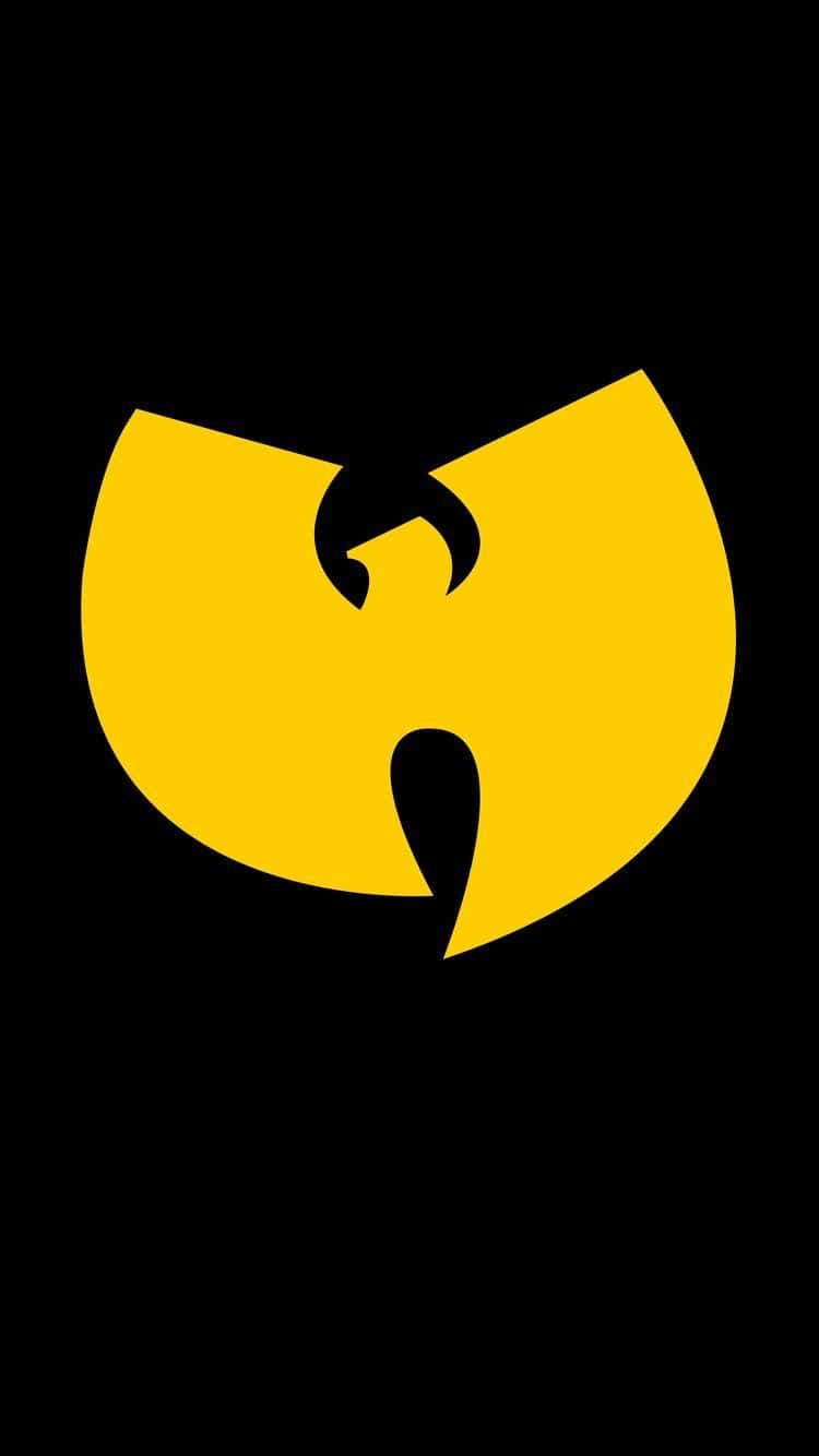 武當幫經典標誌 壁紙 — 大膽的黃色Wu-Tang Clan標誌居中在鮮明的黑色背景上，帶有銳利的幾何邊緣。