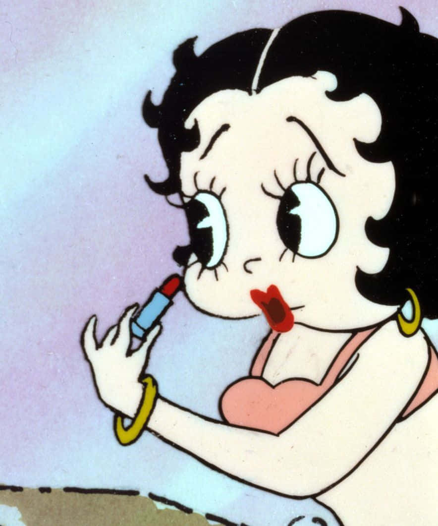 歷久彌新的經典貝蒂·布oop！ 壁紙 — Betty Boop 用藍色唇膏管塗紅色唇膏，戴著金色耳環和粉紅色上衣。