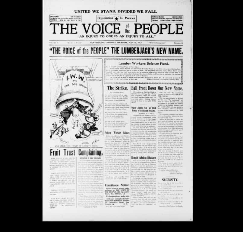 歷史報紙《人民之聲》 壁紙 — 1912年7月的復古黑白報紙頭版，以粗體標題和一個標有I.W.W.的鐘下工人漫畫為特色。
