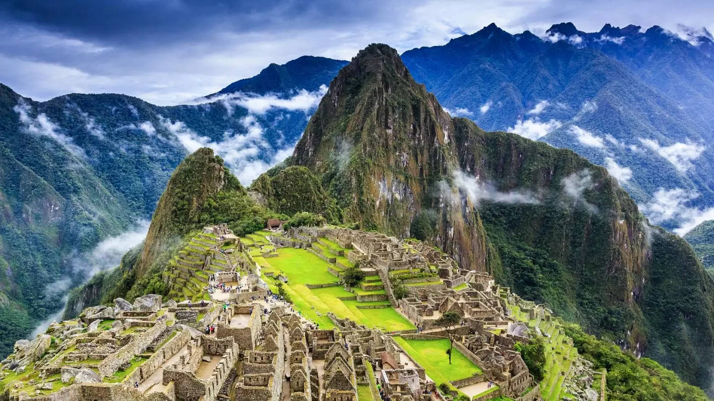 古老的印加遺址坐落在青山之中，下方雲霧飄渺。