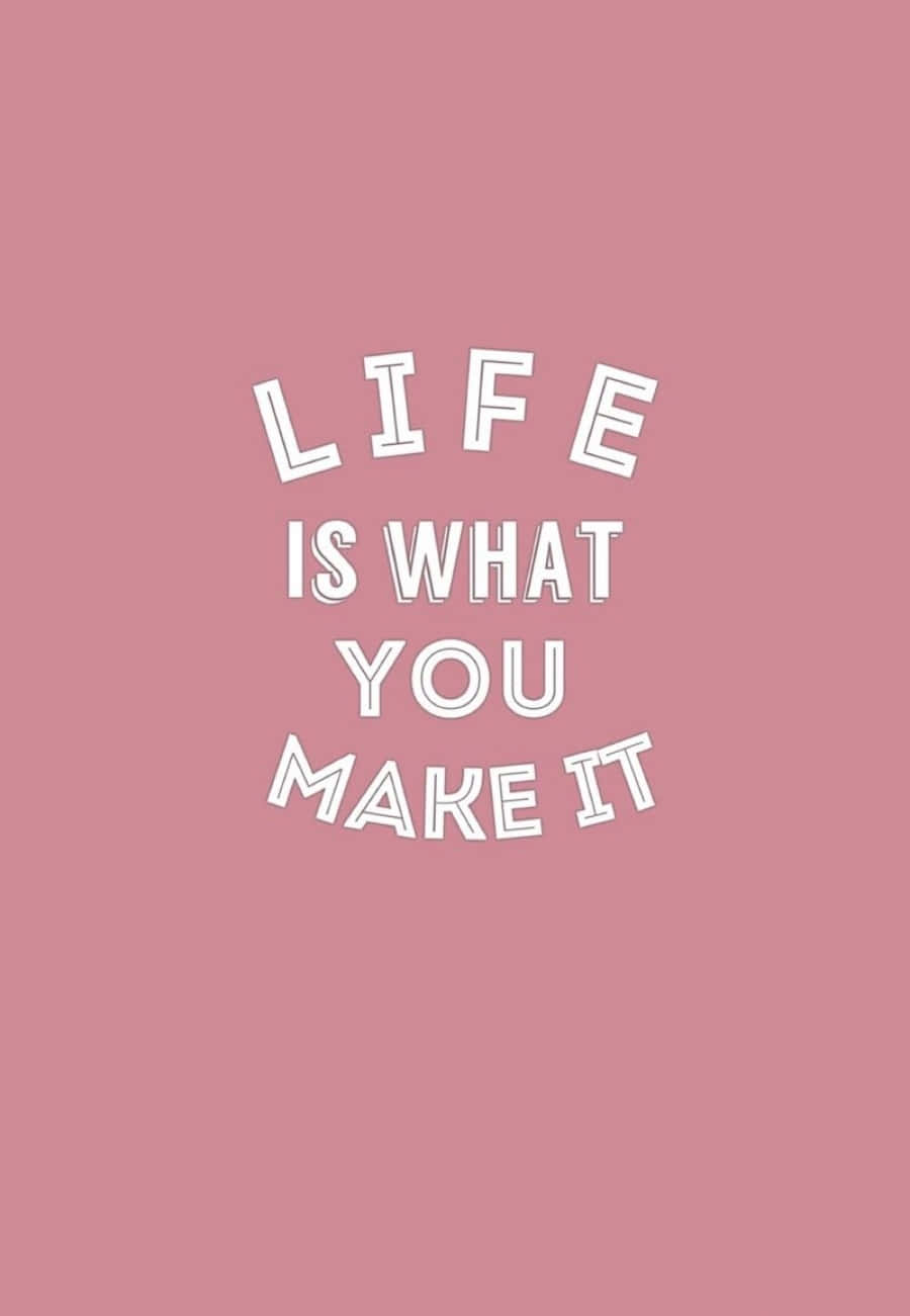 粉紅色背景，白色勵志名言 life is what you make it。