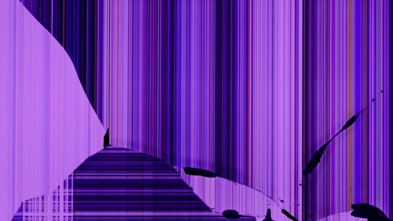 一個人走下一條帶有黑色筆觸的紫色條紋數位藝術走廊。 — 碎屏 壁紙
