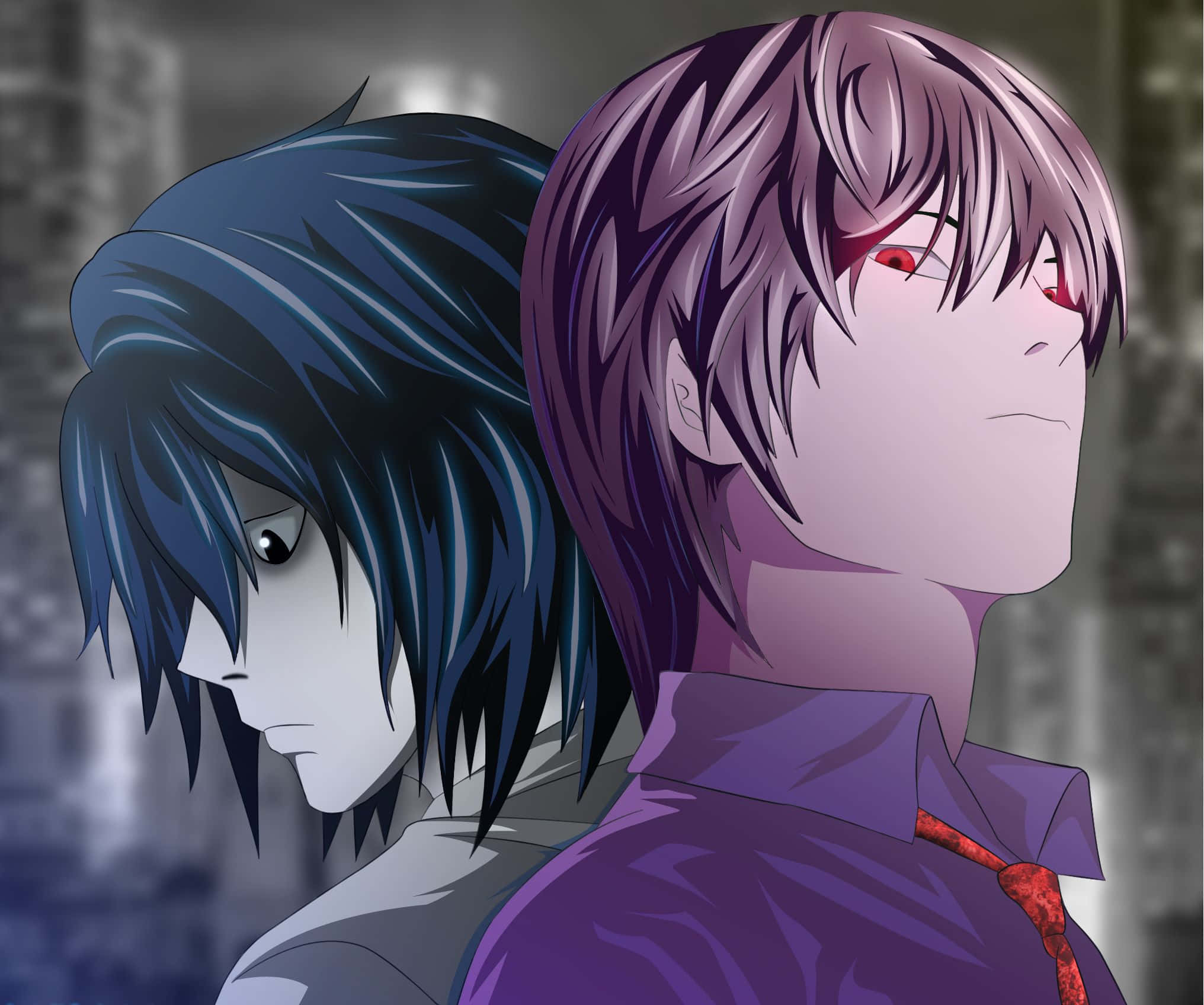 《死亡筆記本》主角夜神月 壁紙 — 兩個動漫角色，頭髮和眼睛形成對比，背靠背站在模糊的城市景觀前。