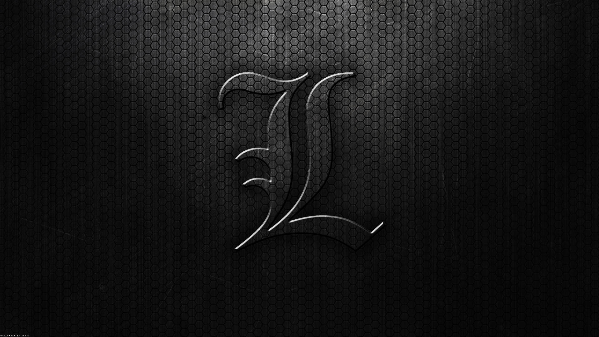 在深色六角網格背景上的光澤金屬字母L。