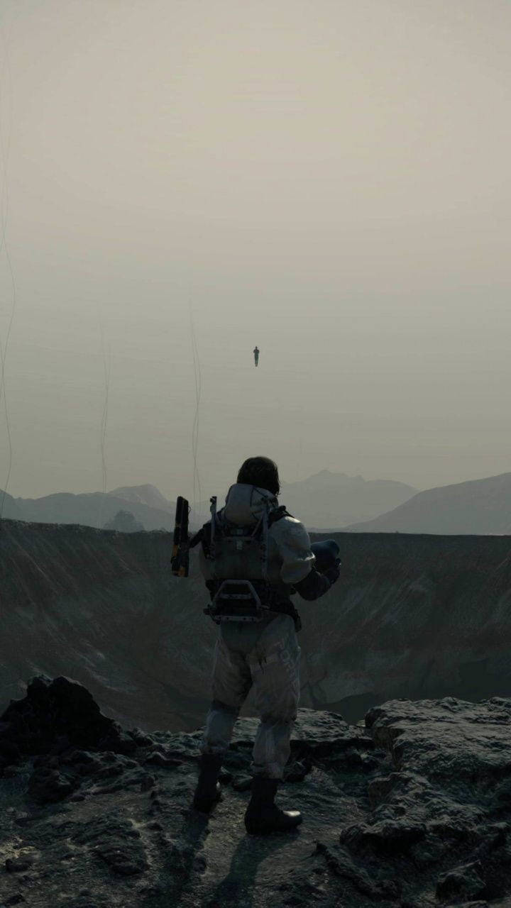太空人在外星行星上俯瞰霧谷，有漂浮身影