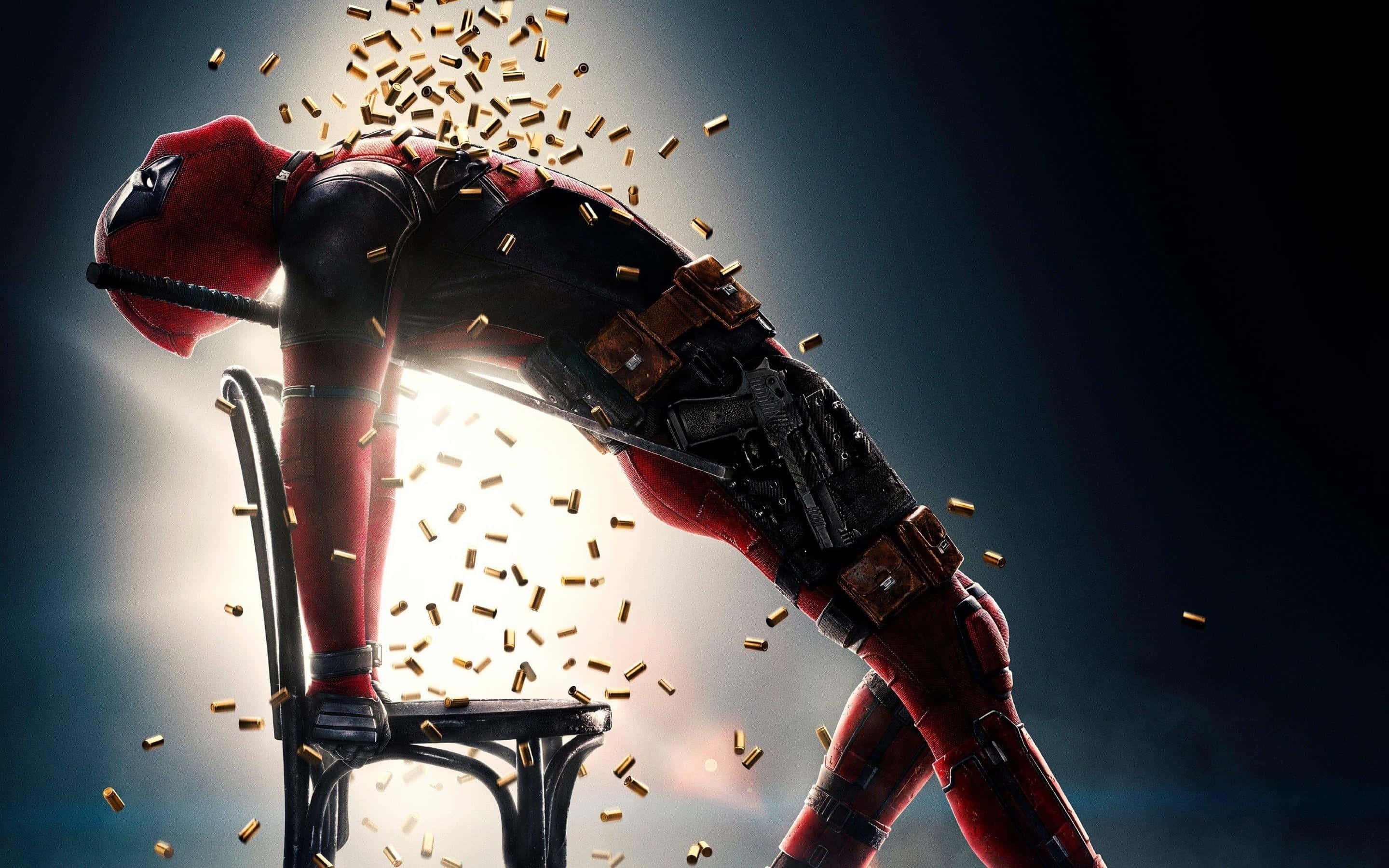 Deadpool 2 桌布 壁紙 — 死侍向前傾身坐在椅子上，金色子彈從他背後爆炸，背景黑暗而戲劇化。