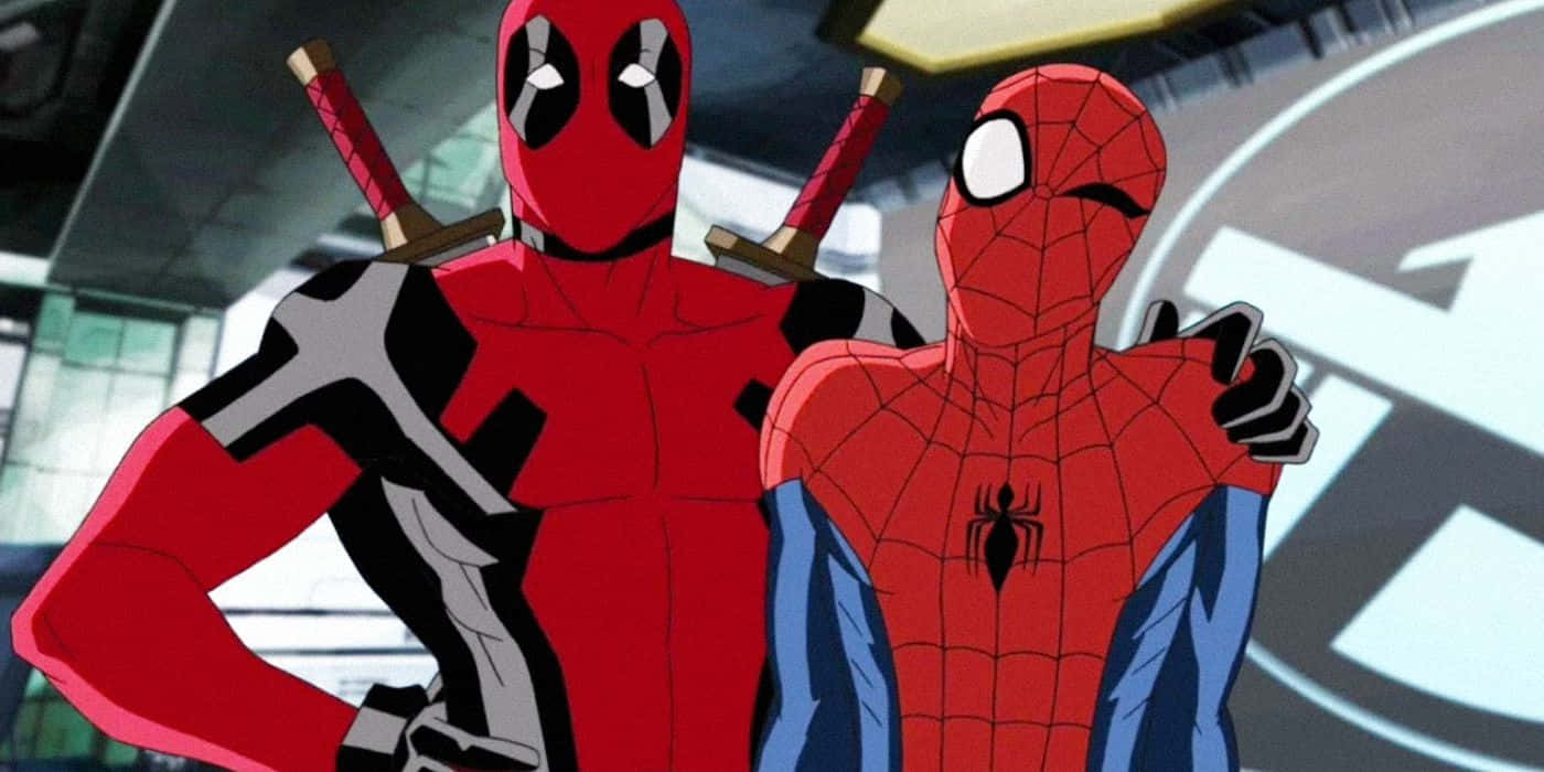 Deadpool And Spiderman 桌布 壁紙 — 死侍和蜘蛛俠自信地站在一座現代建築中，背上背著劍，身後有一個大大的「T」標誌。
