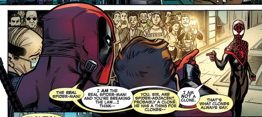 Deadpool And Spiderman 桌布 壁紙 — 死侍在擁擠的漫畫格中與蜘蛛俠對峙，旁觀者觀看並拍照。