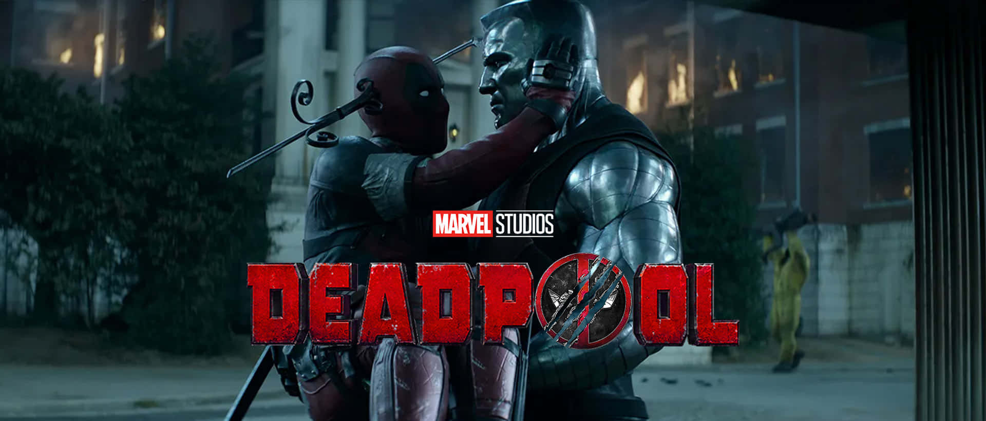 Deadpool And Colossus 桌布 壁紙 — 死侍身穿紅色戰衣，在夜晚的骯髒城市後巷與銀色盔甲對手搏鬥。
