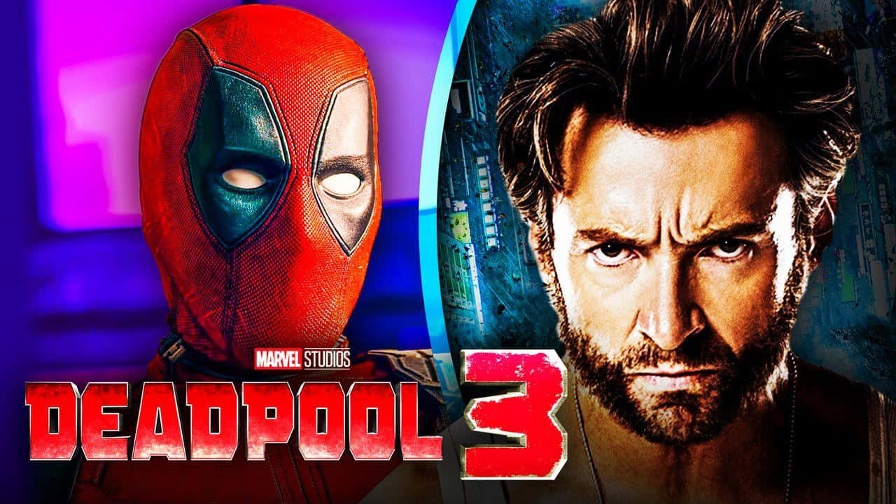 Deadpool And Wolverine 桌布 壁紙 — 死侍身穿紅色戰衣，在電影海報背景下與狼人進行粗獷的特寫對峙。