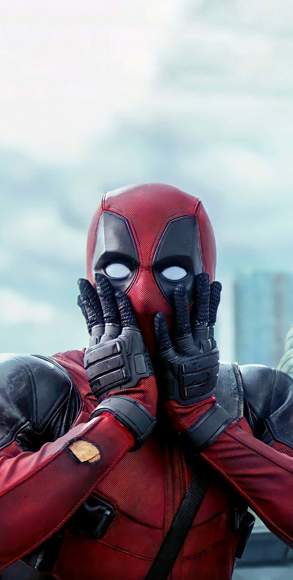 Deadpool Art 桌布 壁紙 — 死侍身穿紅黑戰衣，戴著手套的雙手遮蓋臉龐，背景是陰雲密佈的天空。