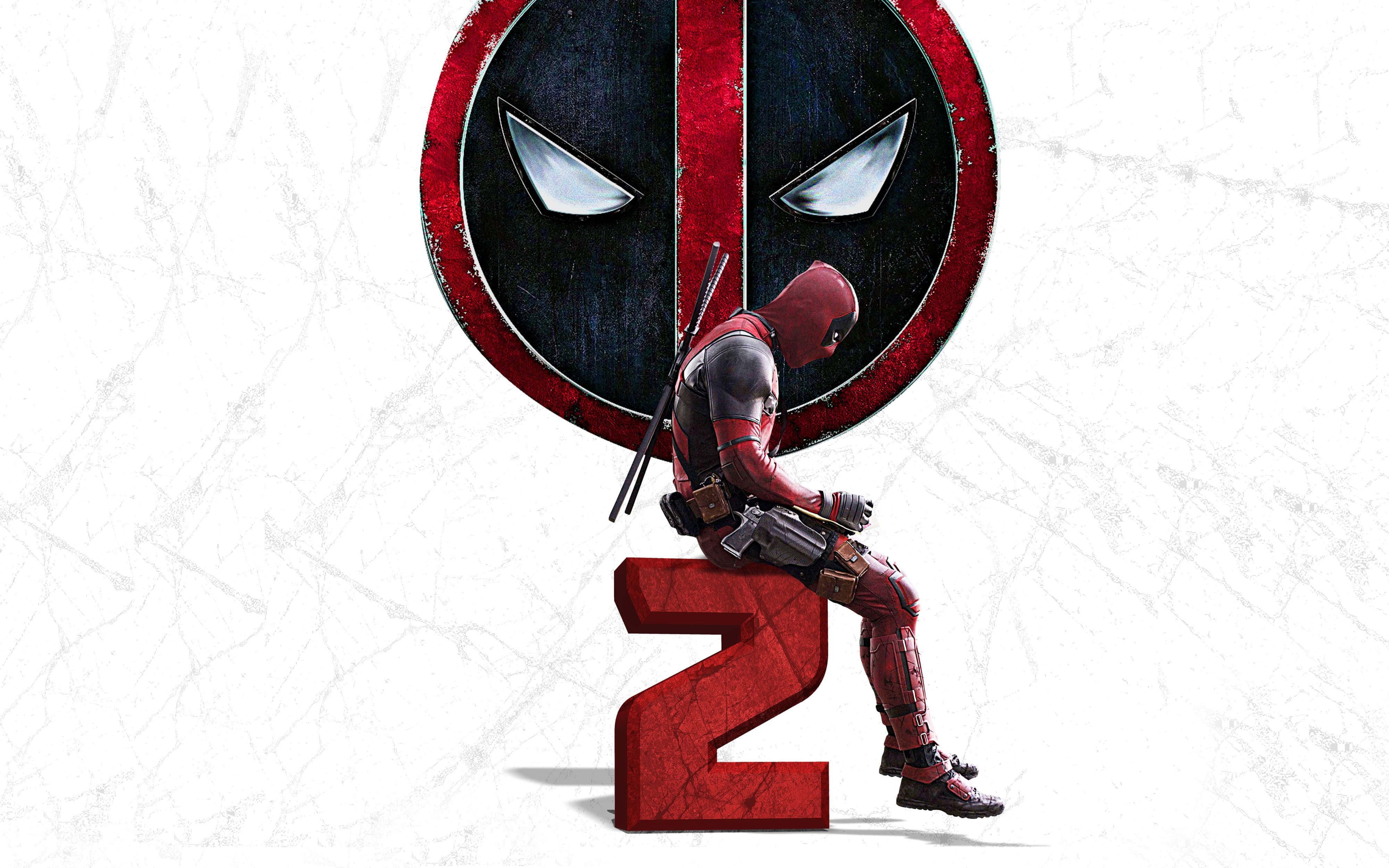 Deadpool 2 桌布 壁紙 — 死侍隨意地坐在一個巨大的紅色數字二上，他標誌性的面具在他身後隱現，背景是白色大理石。