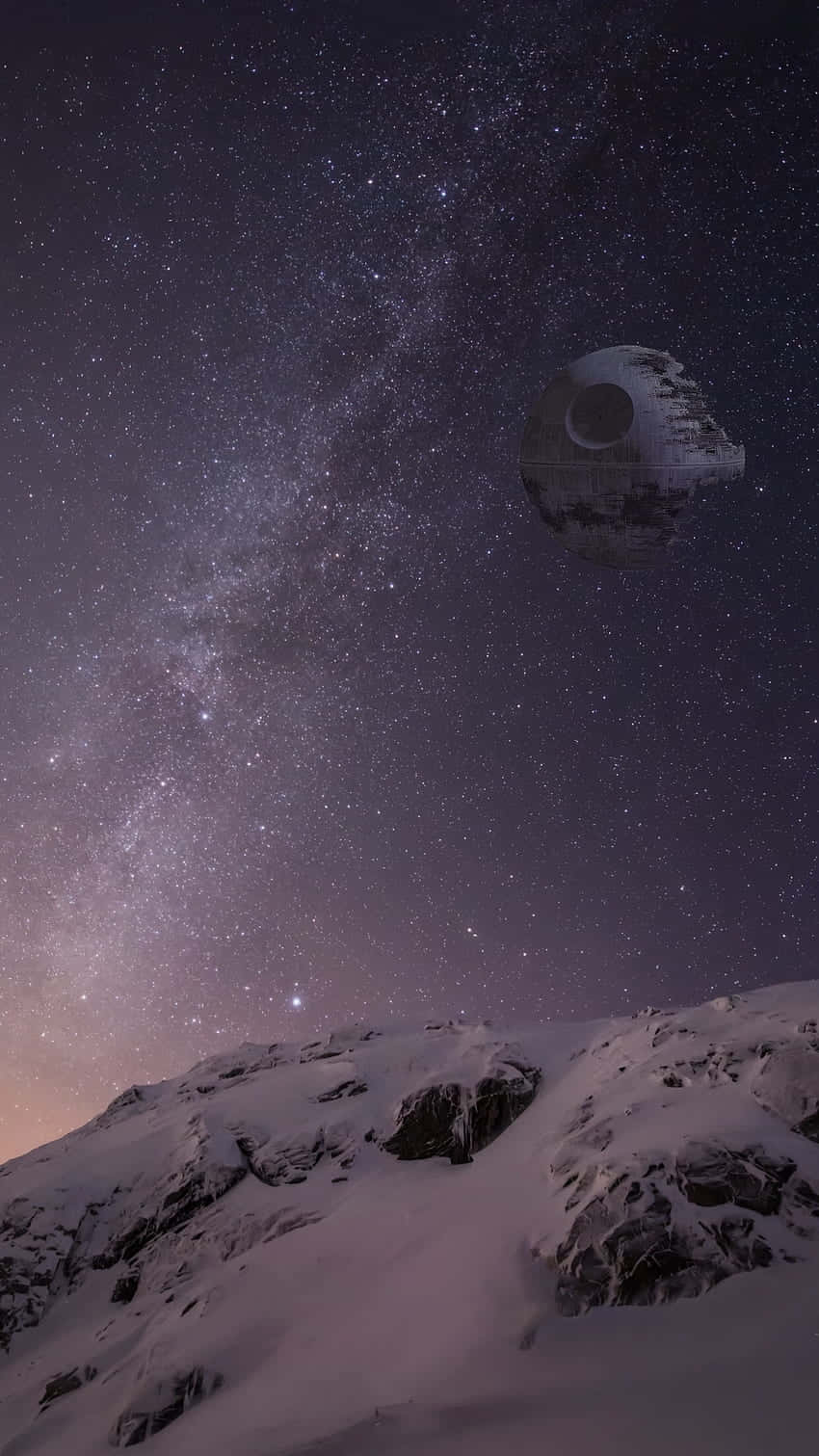 死星懸於雪山夜景 壁紙 — 在繁星點點的夜空下，雪覆蓋的山脊，死星漂浮在銀河之上。