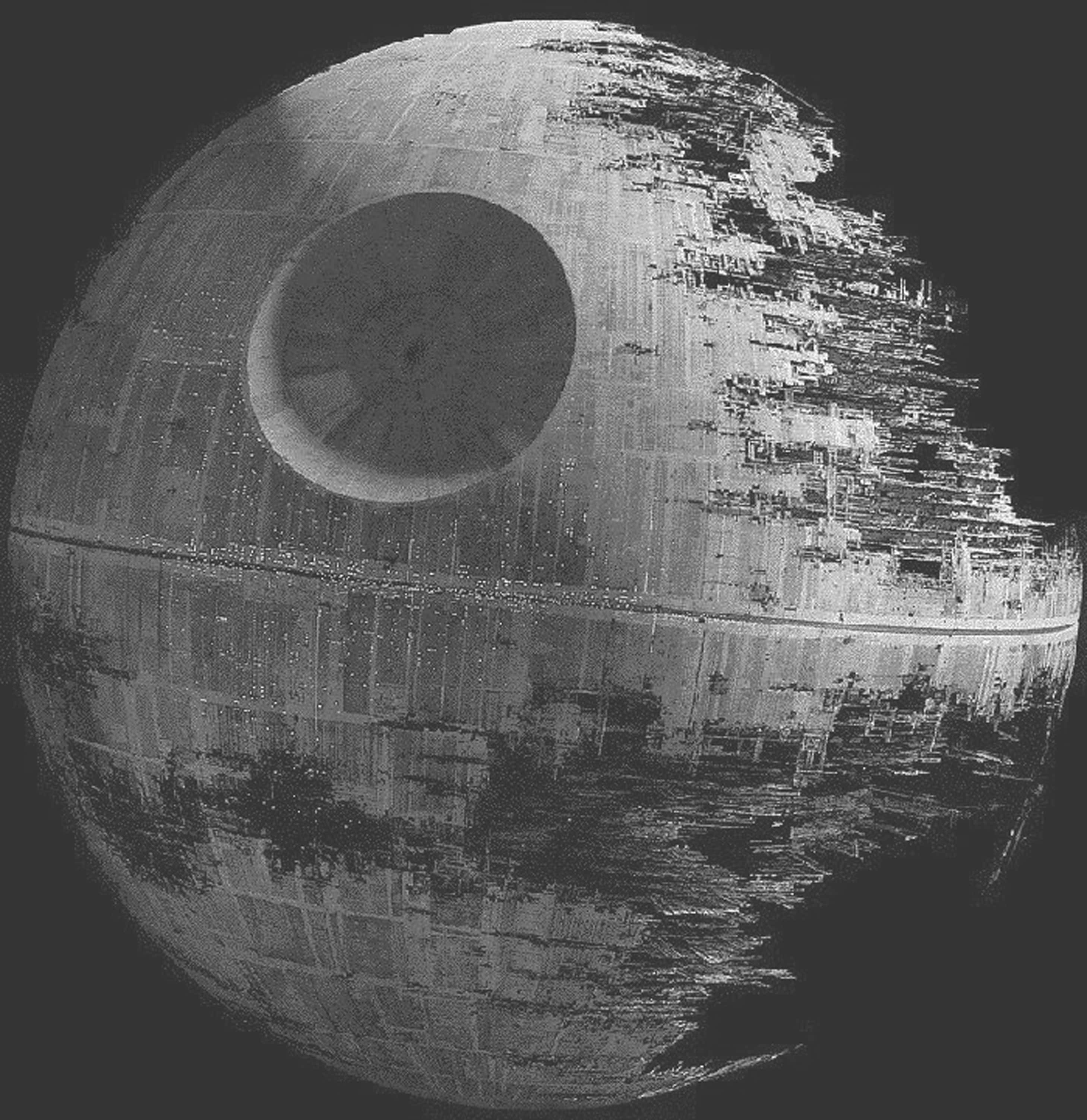 Death Star Ii 桌布 壁紙 — 死星的單色特寫，可見戰鬥損傷和一個大型中央超級激光碟。