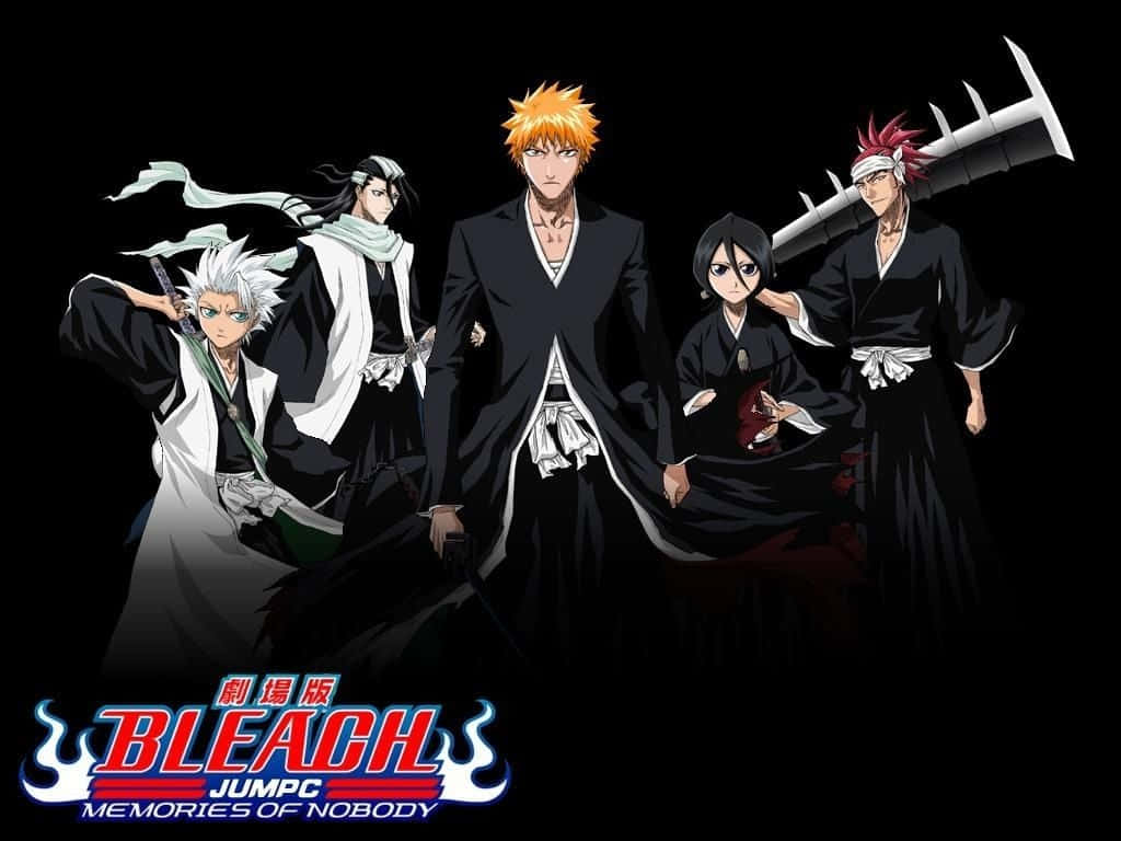 Bleach 動漫角色身穿黑白長袍在黑暗背景下持劍。