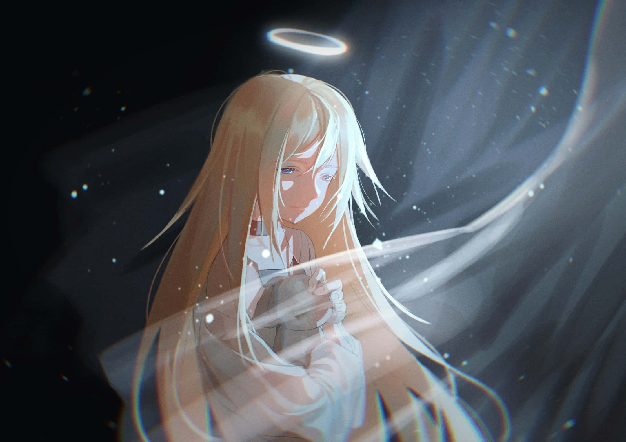 《死神天使》的詭異之美 壁紙 — 一位寧靜的動漫女孩，長長的金色頭髮和光環，在黑暗的星空背景下柔和地凝視著發光的光線。
