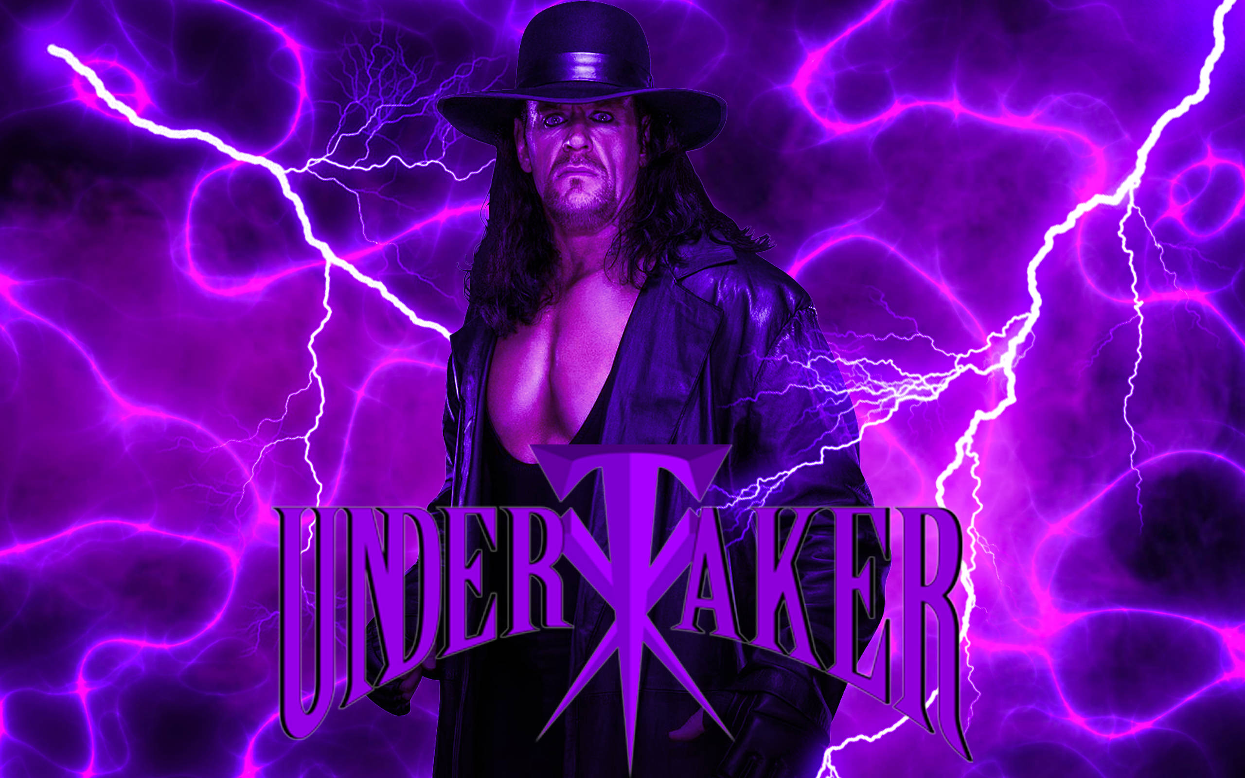 死神紫電 壁紙 — 承辦人（The Undertaker）身穿黑色乾濕褸和帽子，在充滿紫色閃電的鮮豔背景下威嚴地站立，他的名字以風格化字體呈現。