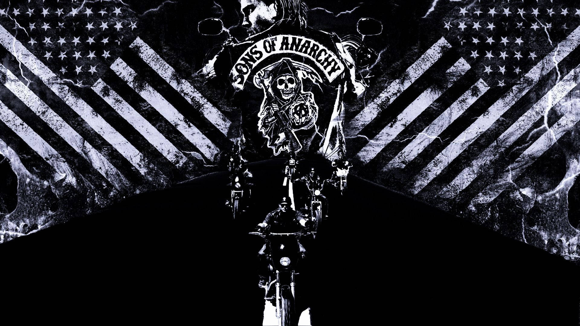 身穿 Sons of Anarchy 背心的電單車手，在帶有骷髏的美國國旗下騎電單車。