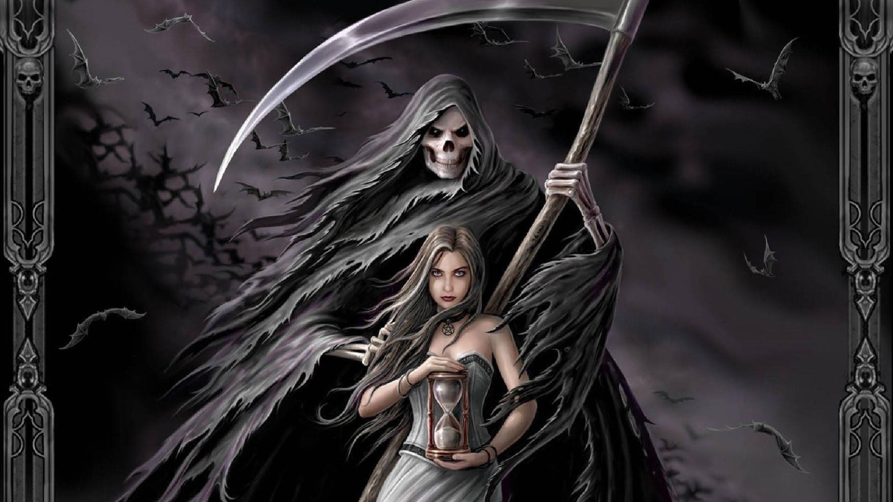 拿著鐮刀的死神站在拿著沙漏的女人身後，蝙蝠在黑暗的天空中飛翔。