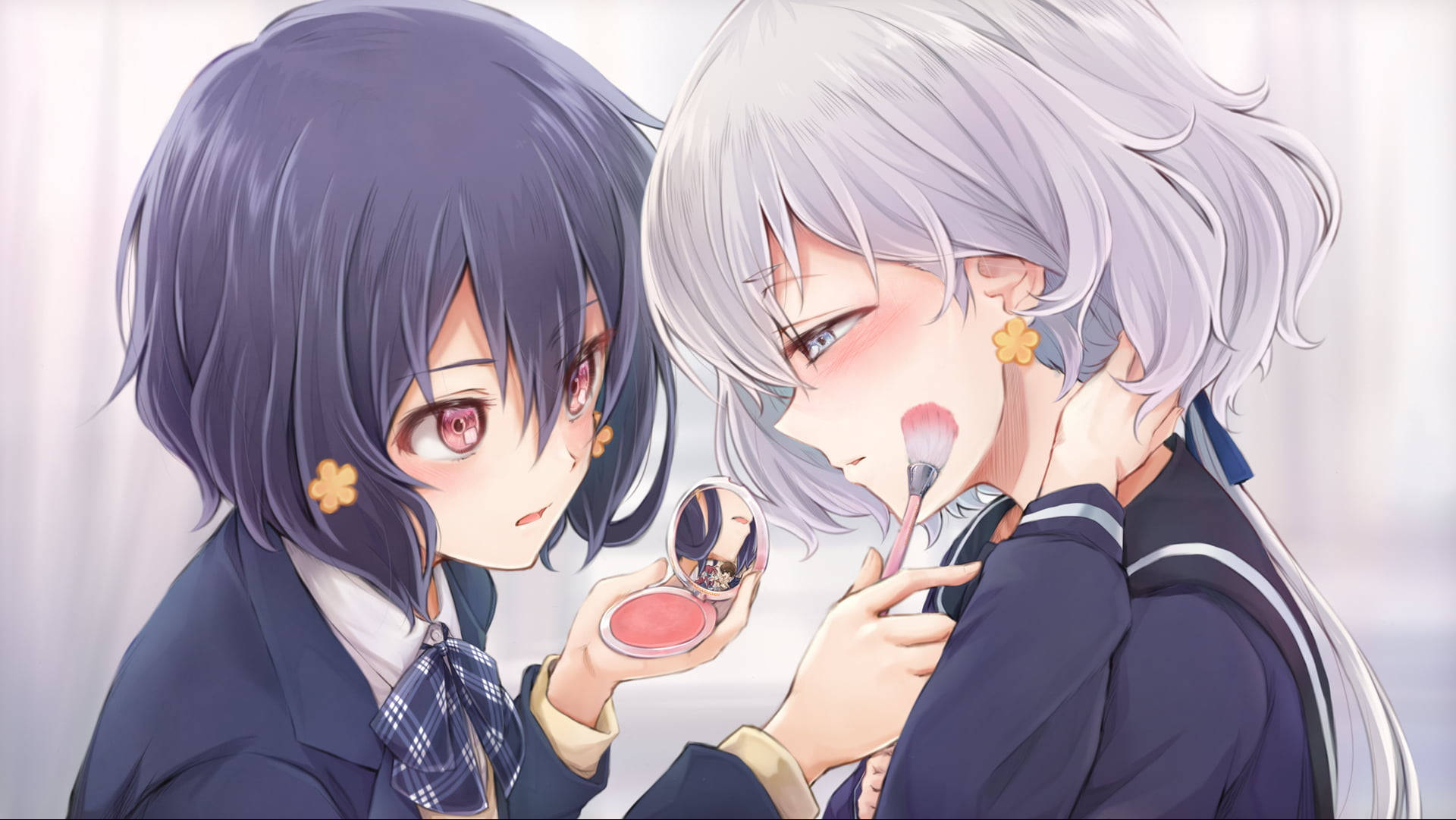 《殭屍之地 Saga》AI 為津久井上妝 壁紙 — 兩個穿著校服的動漫女孩，一個拿著粉餅鏡用刷子為另一個的臉頰塗腮紅。
