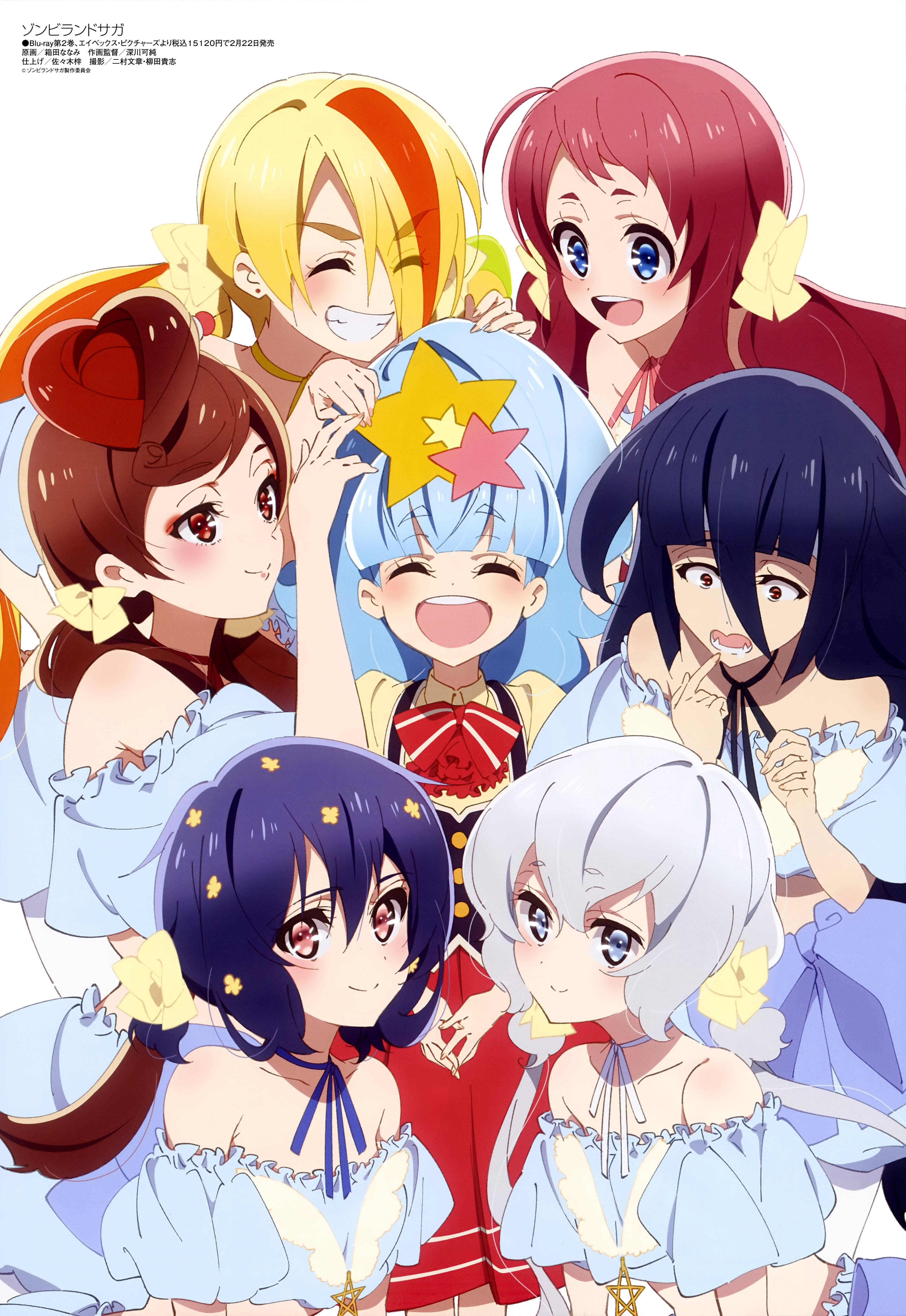 《殭屍之地 Saga》迷人角色 壁紙 — 七個開心的動畫女孩穿著淺藍色連衣裙，繫著黃色蝴蝶結，緊密地聚在一起，在純白色背景前微笑並頑皮地擺姿勢。