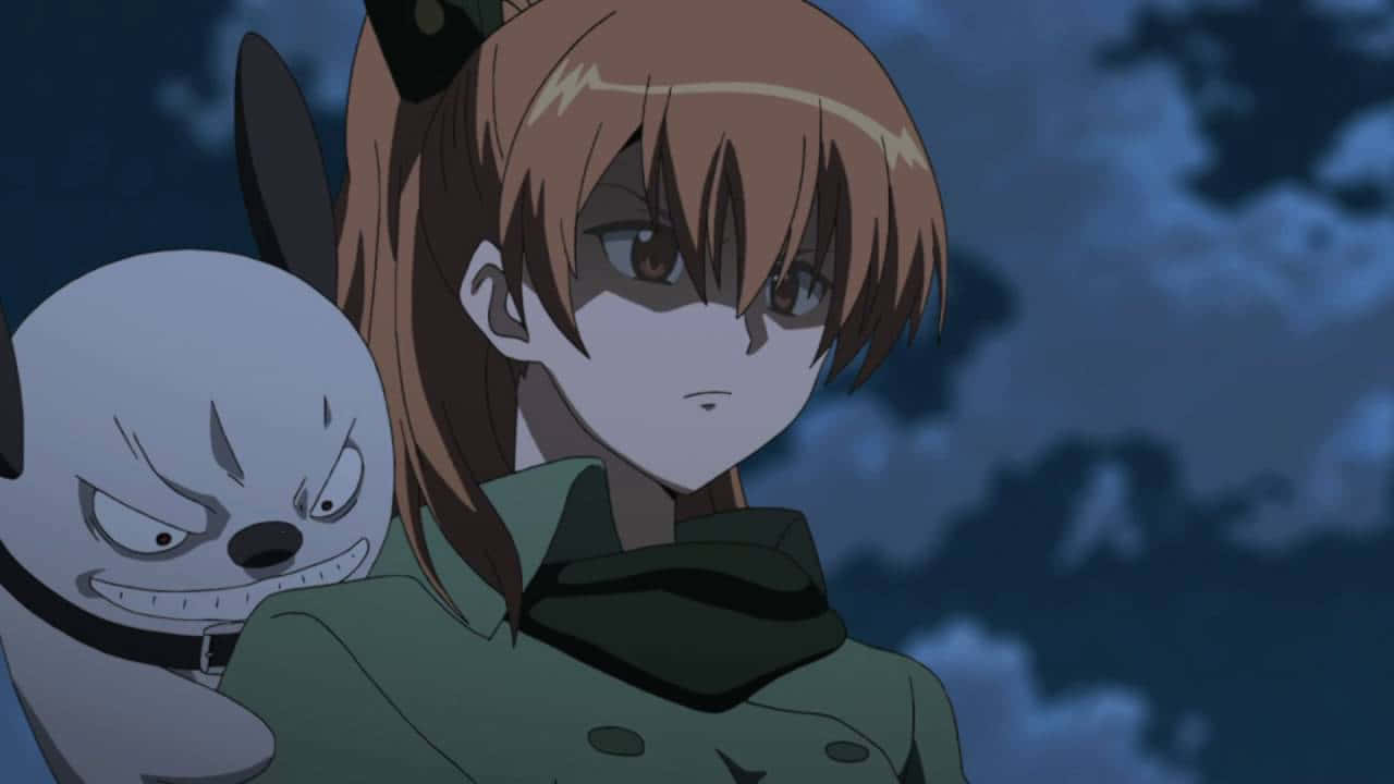 《殺戮的夜襲隊》角色瑟莉烏斯·烏比奎托斯嚴肅表情 壁紙 — 一個堅定的動漫女孩，棕色頭髮，穿著綠色外套，站在一隻脾氣暴躁的白狗旁邊，天空陰暗多雲。