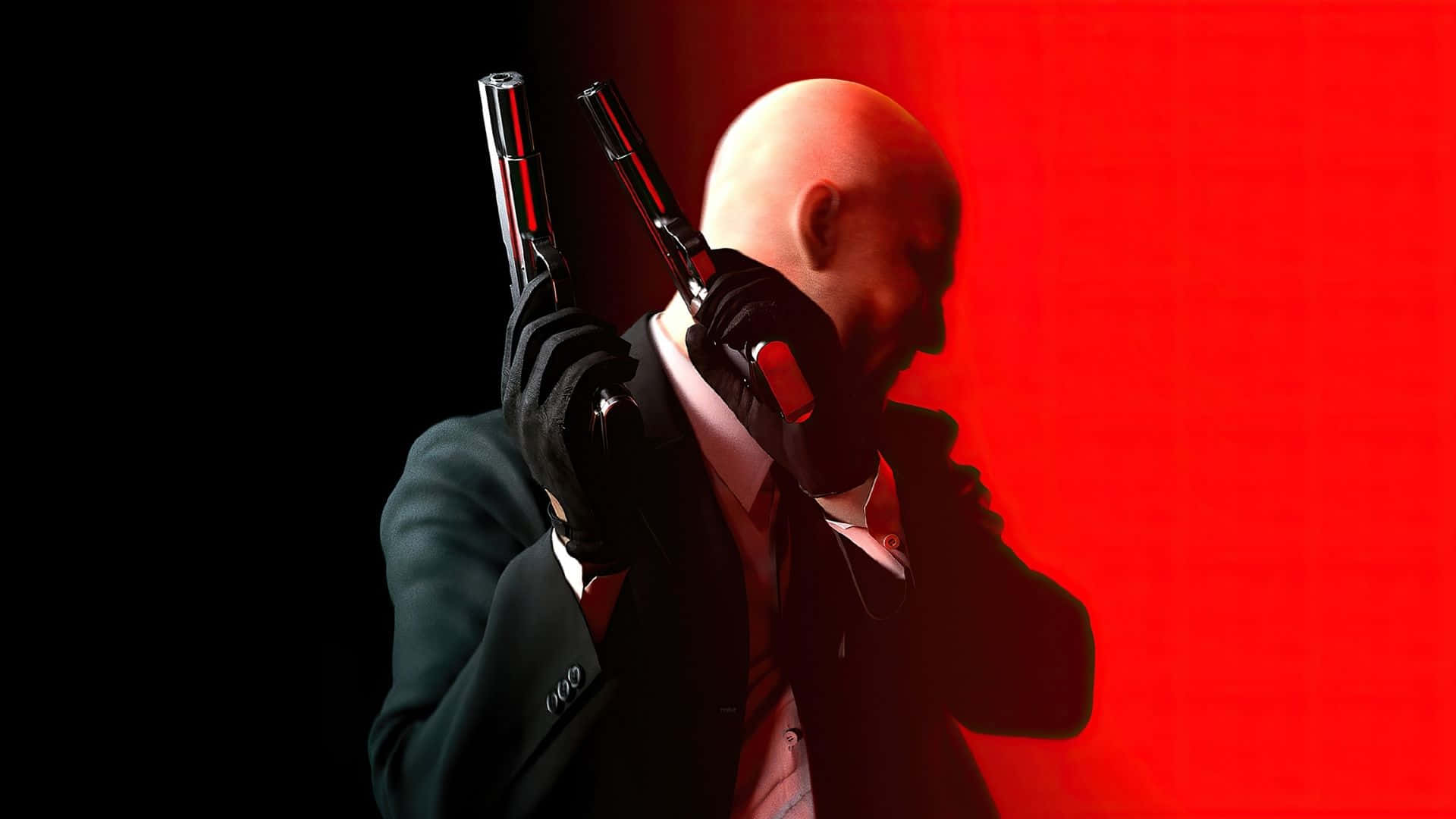 《殺手：赦免》 壁紙 — 一個光頭男子身穿西裝，手持兩把手槍，背景為鮮明的紅色和黑色。